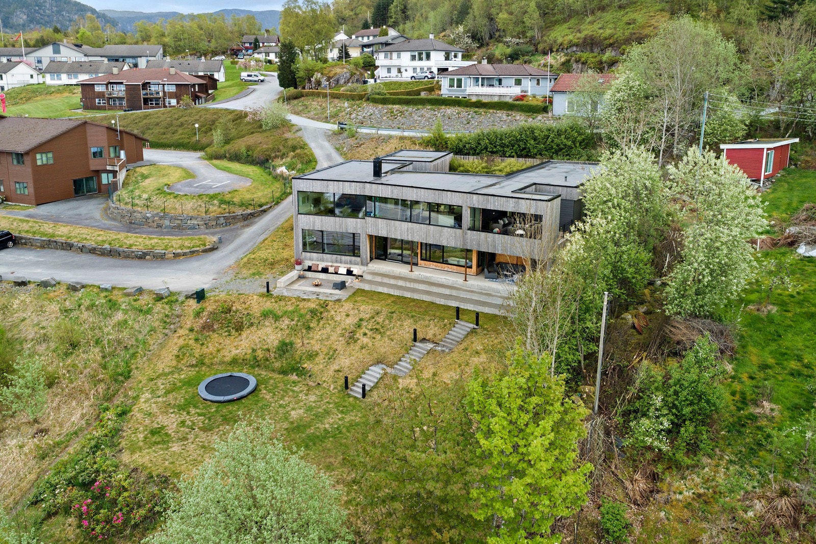 Boligen har vedlikeholdsfri kledning av tjerneved som er grånet. Galleribilde