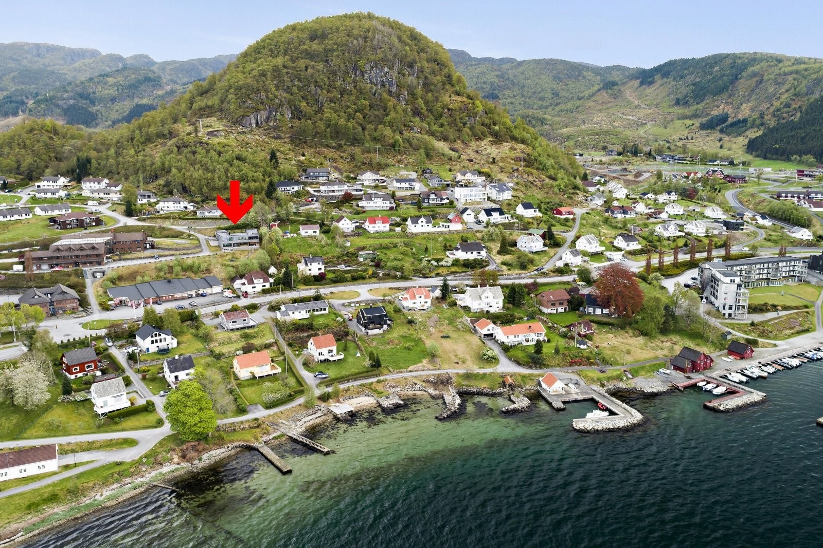 Kort gange fra boligen og ned til sjøen Galleribilde