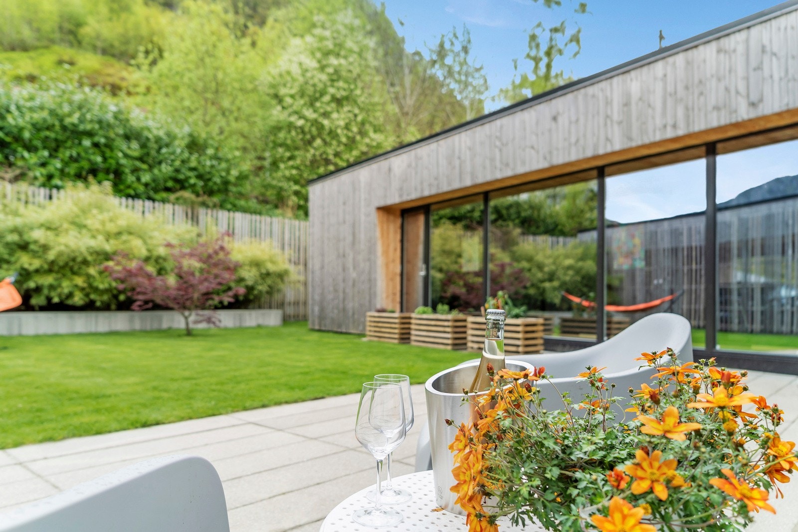 Eiendommen har gode solforhold om sommeren, med sol fra tidlig morgen til sent på kveld. Galleribilde