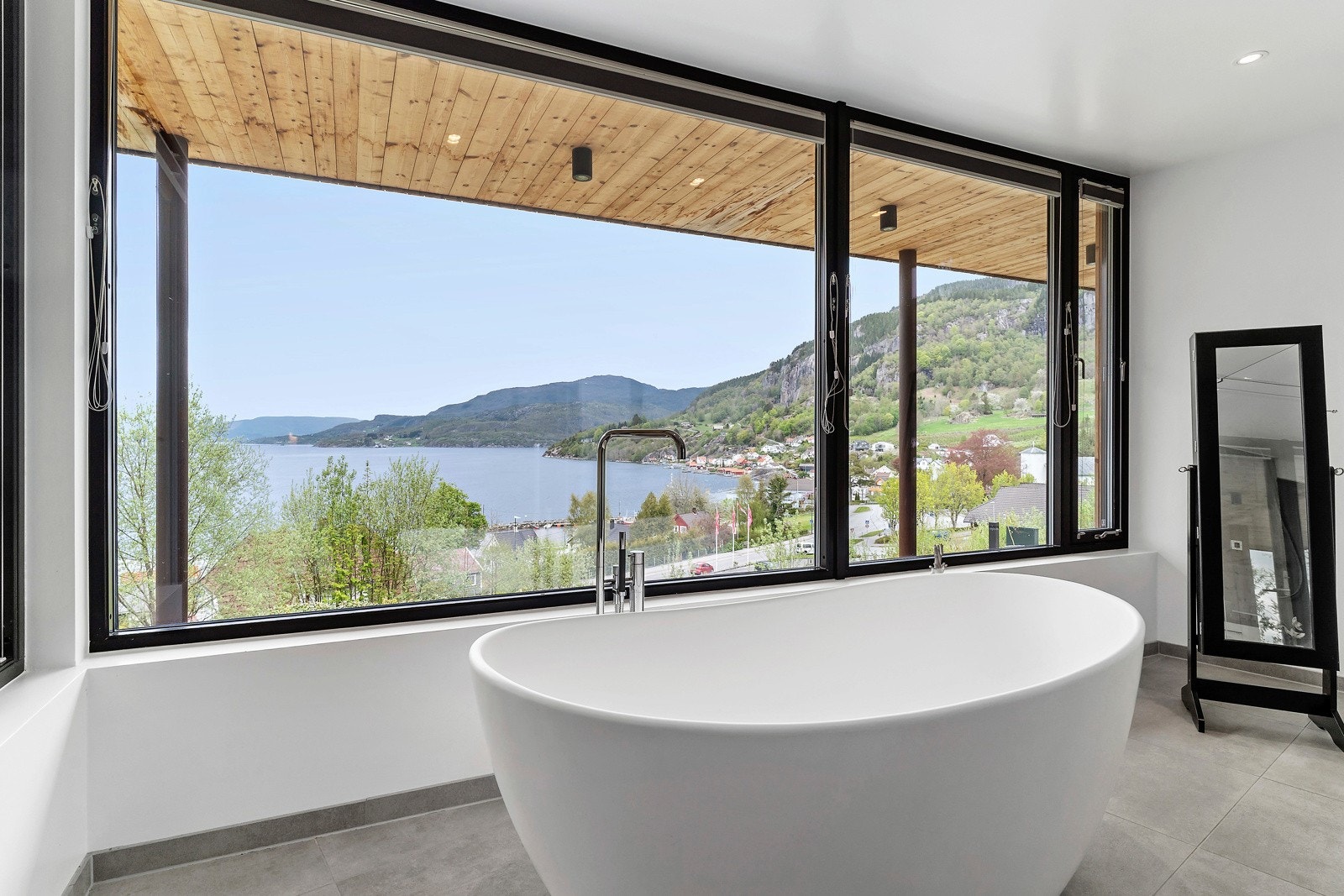 Frittstående badekar hvor man kan drømme seg bort! Skjermet for innsyn, men med mulighet for å trekke for om ønskelig Galleribilde