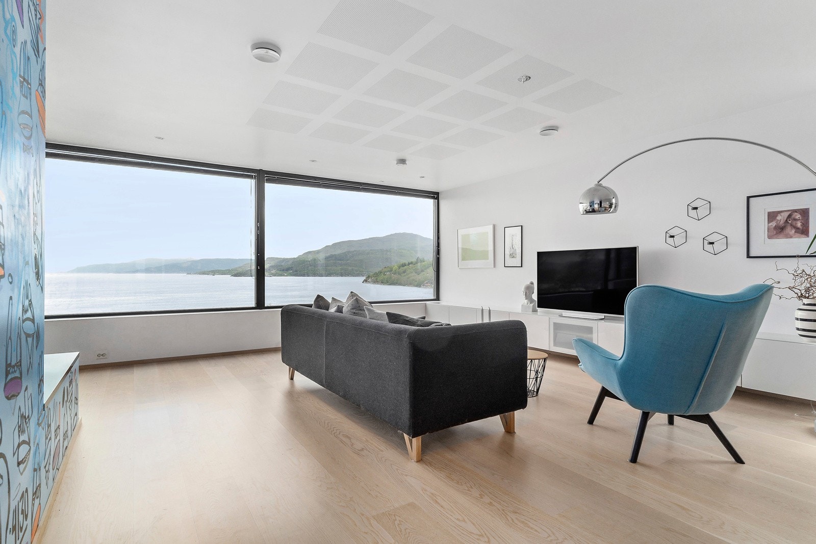 Stue er lys og delikat, og også her kan man selvsagt nyte den storslåtte utsikten Galleribilde