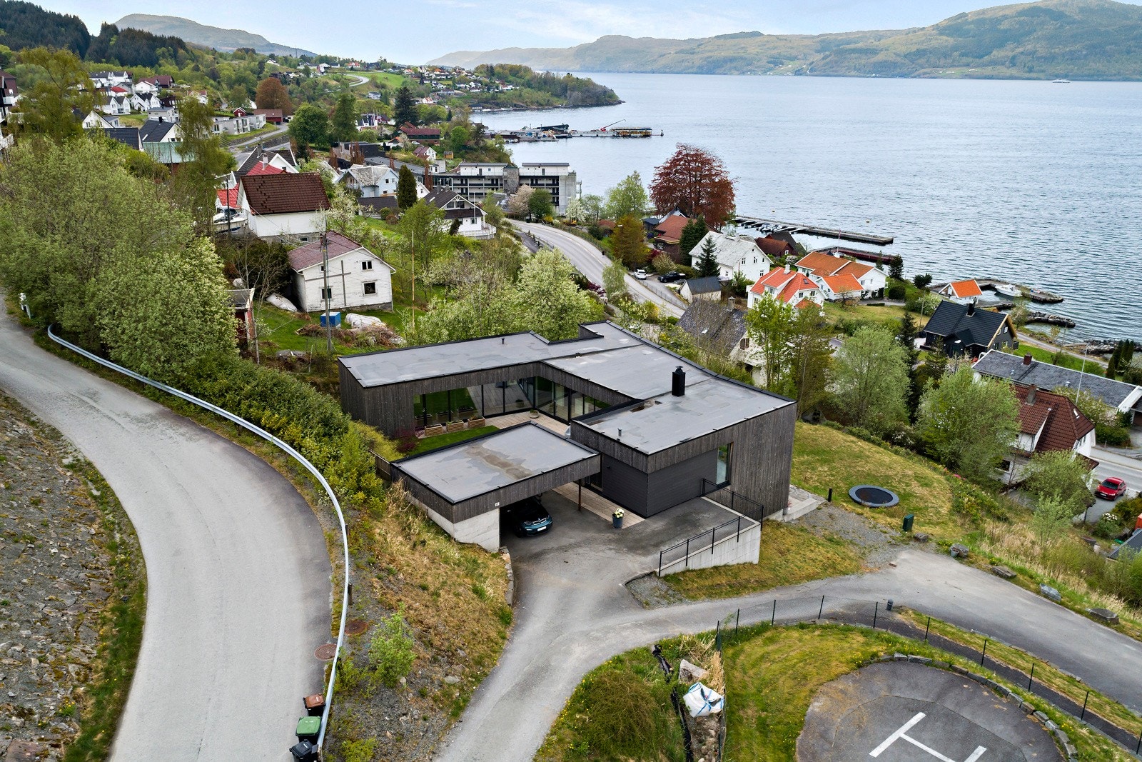 Eiendommen ligger luftig og fritt, midt i sentrum, med kort gange til sentrum, butikker, skoler, barnehage, idrettsanlegg og offentlig kommunikasjon Galleribilde