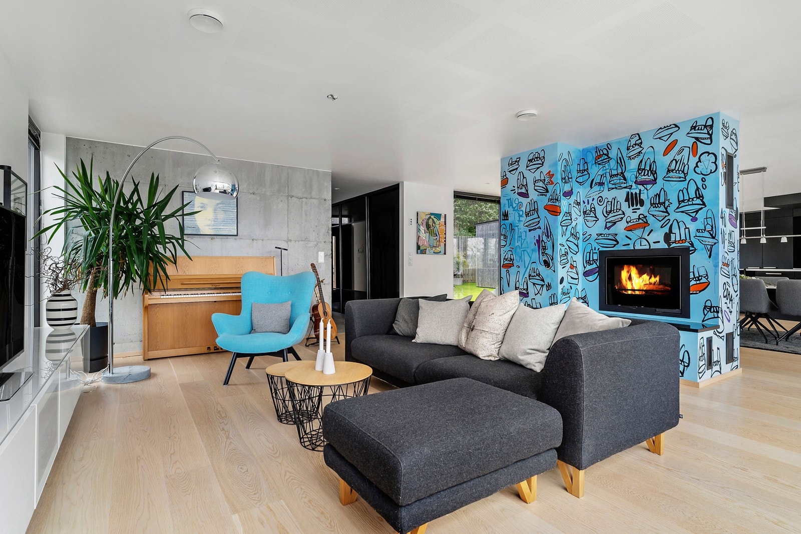 Peisen fungerer som en romdeler og har en gjennomgående peisinnsats slik at man kan nyte levende flammer fra begge sider Galleribilde