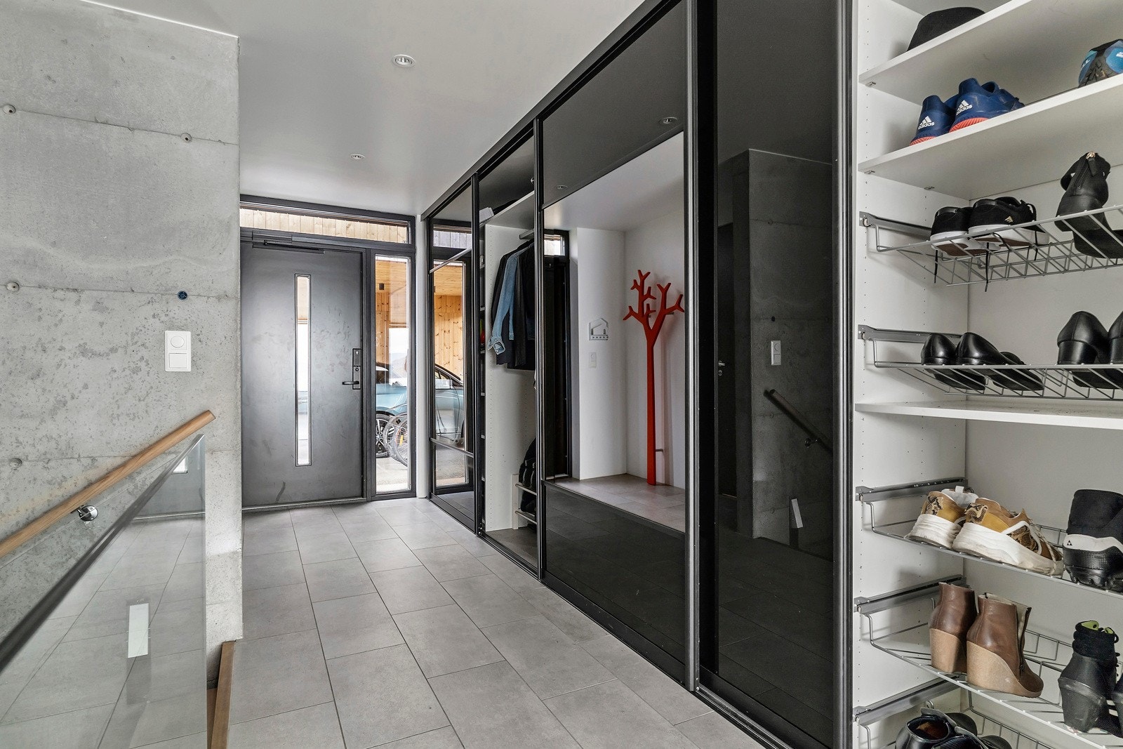 Her har man rikelig med plass til sko og yttertøy og mye mer.. Galleribilde