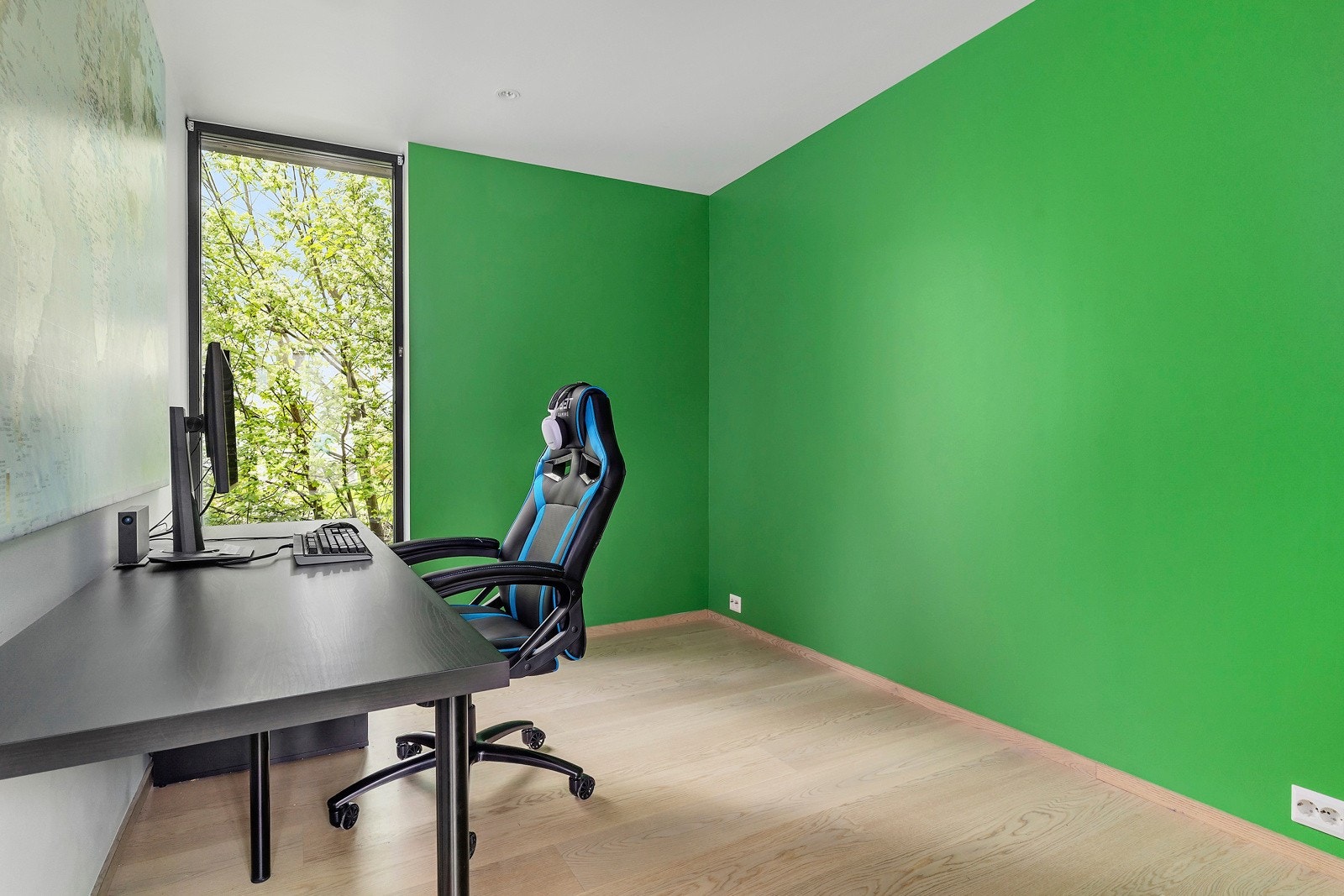 Kontoret har "green screen"-fargen på veggen - praktisk for deg på hjemmekontor som sitter i videomøter Galleribilde