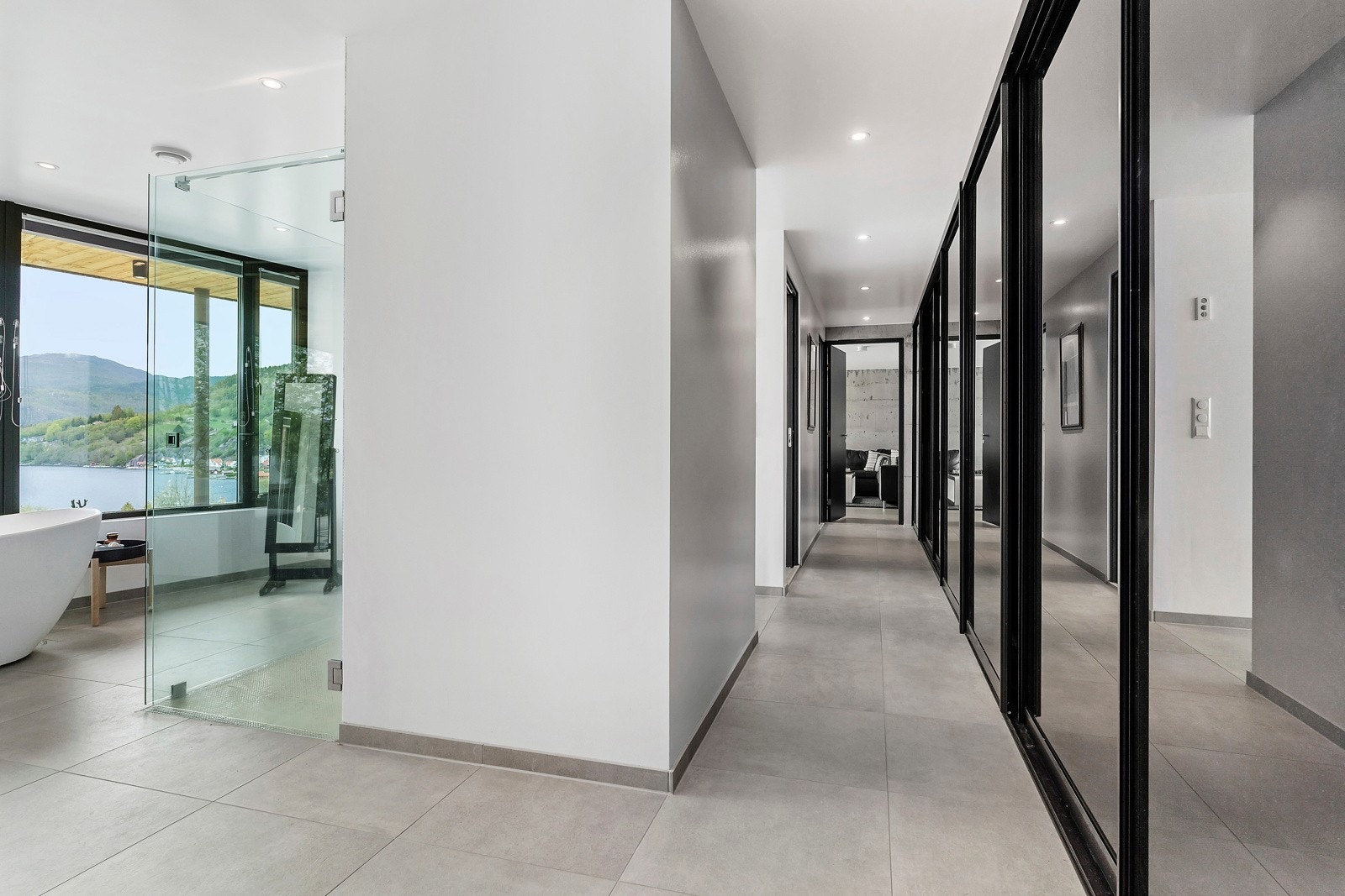 Her i underetasjen har man en egen sone som er selve "voksen-avdelingen" eller master suiten med master-bedroom, master-bad og stor garderobe som sammen har en nokså åpen løsning. Langs veggen her ser man en 9 meter lang garderobe fra Garderobemannen. Galleribilde