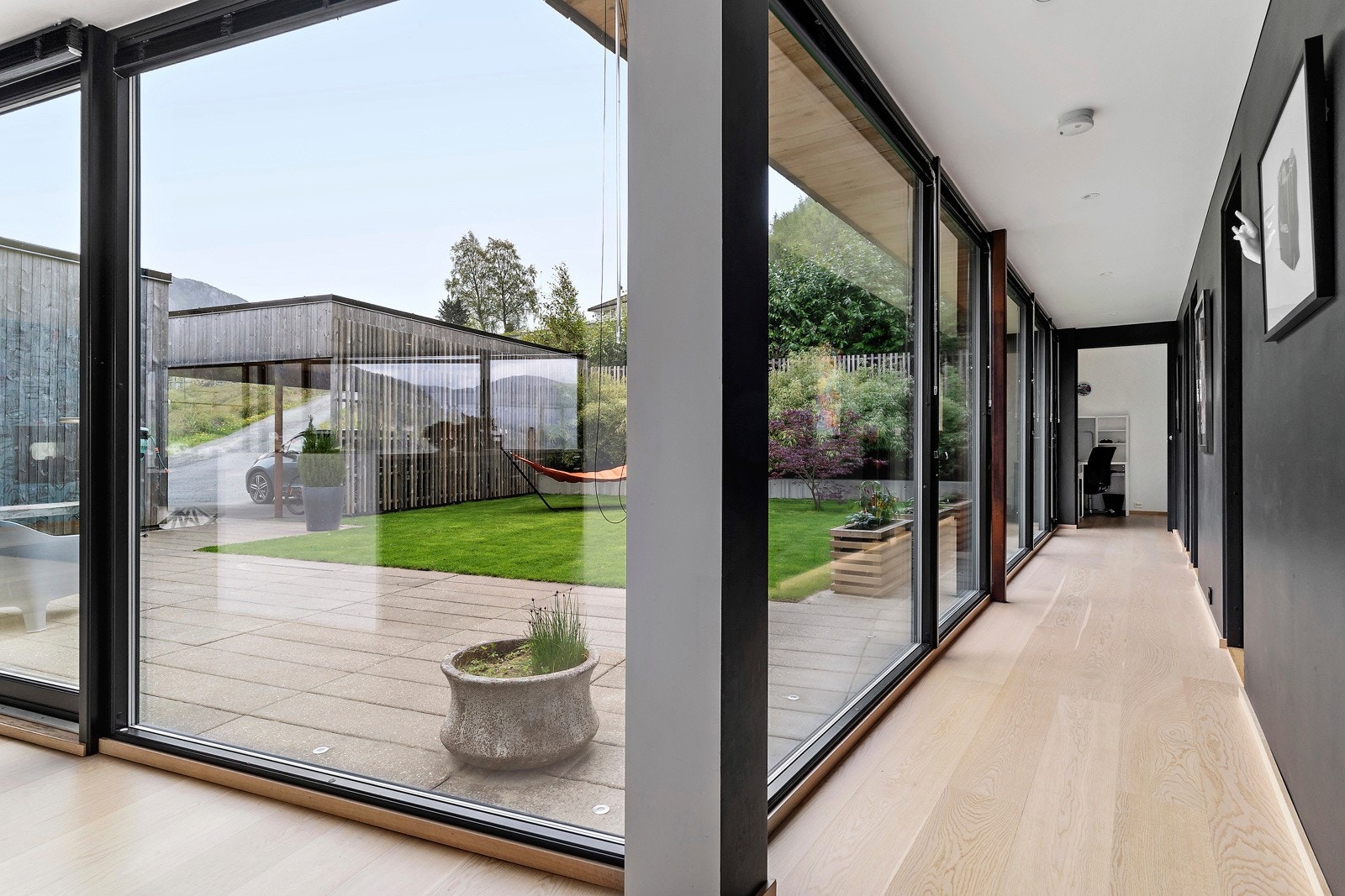 I hovedetasjen har man 1 bad og 4 soverom som ligger på rekke og rad her i den vestre fløyen Galleribilde