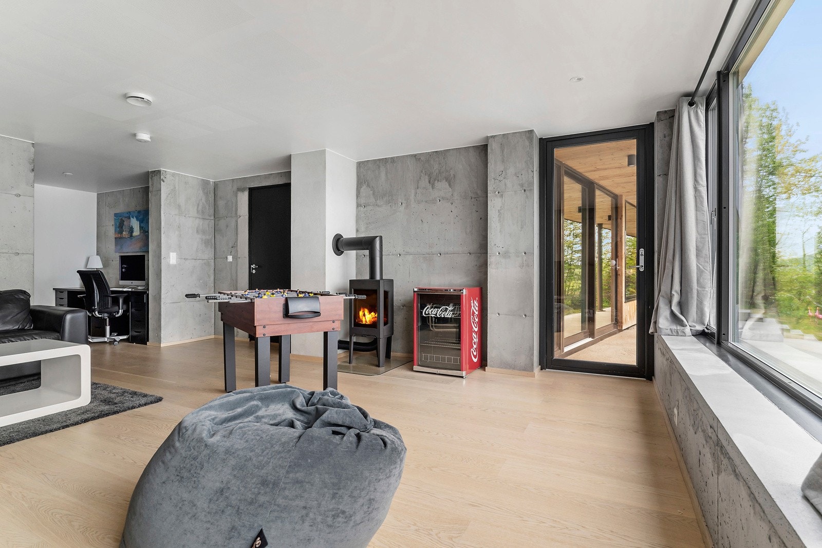 Fra kjellerstua har man utgang til overbygget terrasse på bakkeplan og hagen Galleribilde