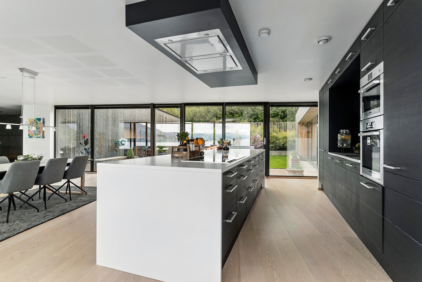 Kjøkkenet har innredning fra Aubo med Røroshette i taket Galleribilde