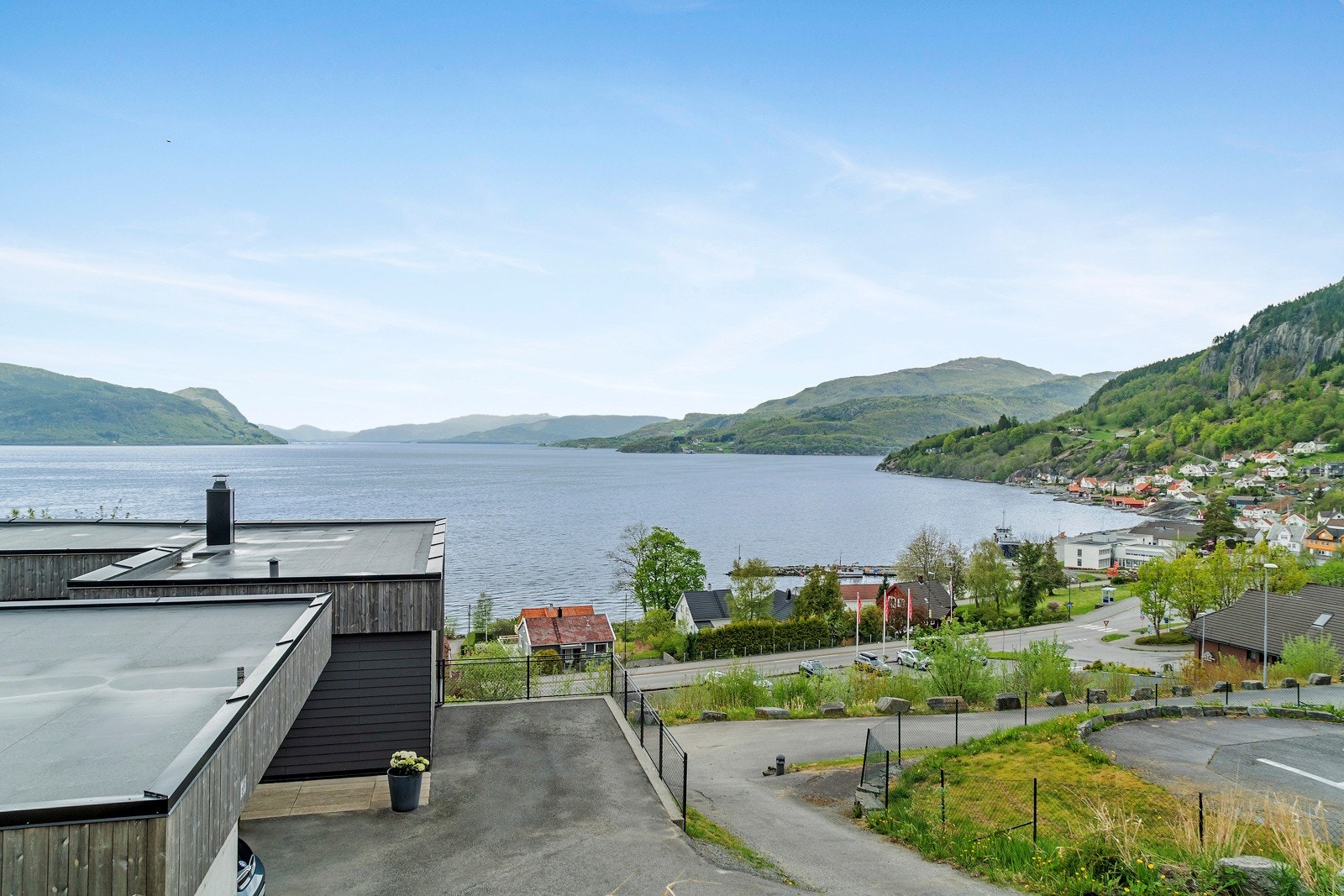 Eiendommen ligger vendt mot nordvest med de vakreste solnedganger i horisonten Galleribilde