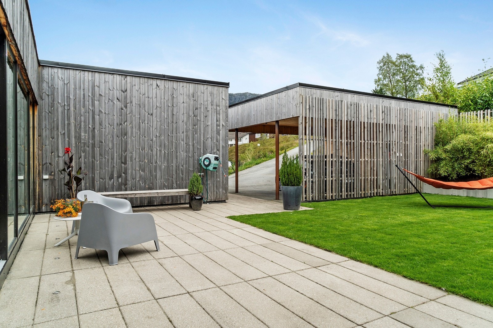 Dobbel carport med lademulighet via rød industristikk, 63A sikring i 400V Tn-nett. Mulighet for effektuttak på 44kW Galleribilde