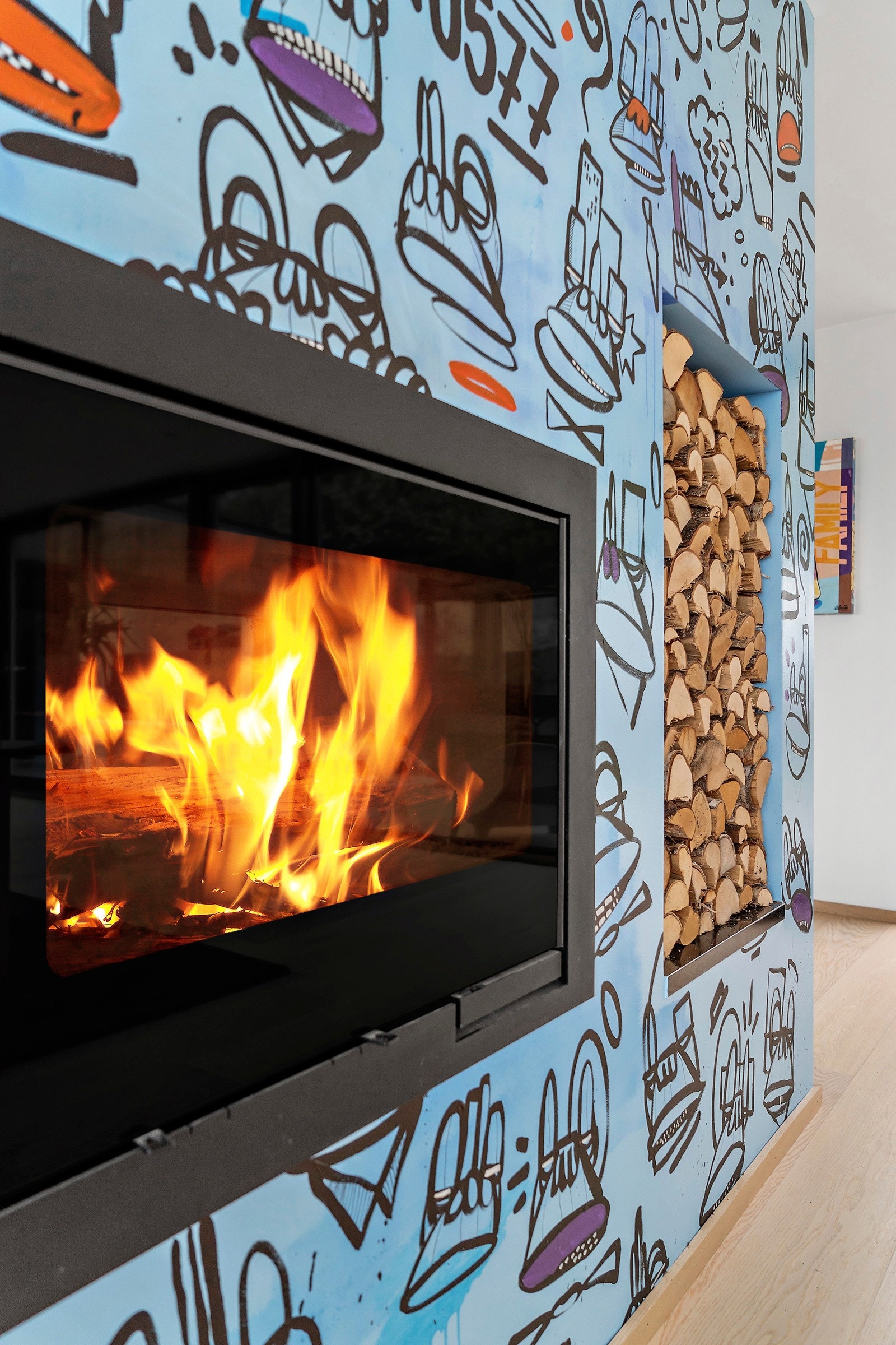 Vedfyring er alltid en stemninsskaper, men med vannbåren varme i gulvene er det mest for kosen sin del. Galleribilde