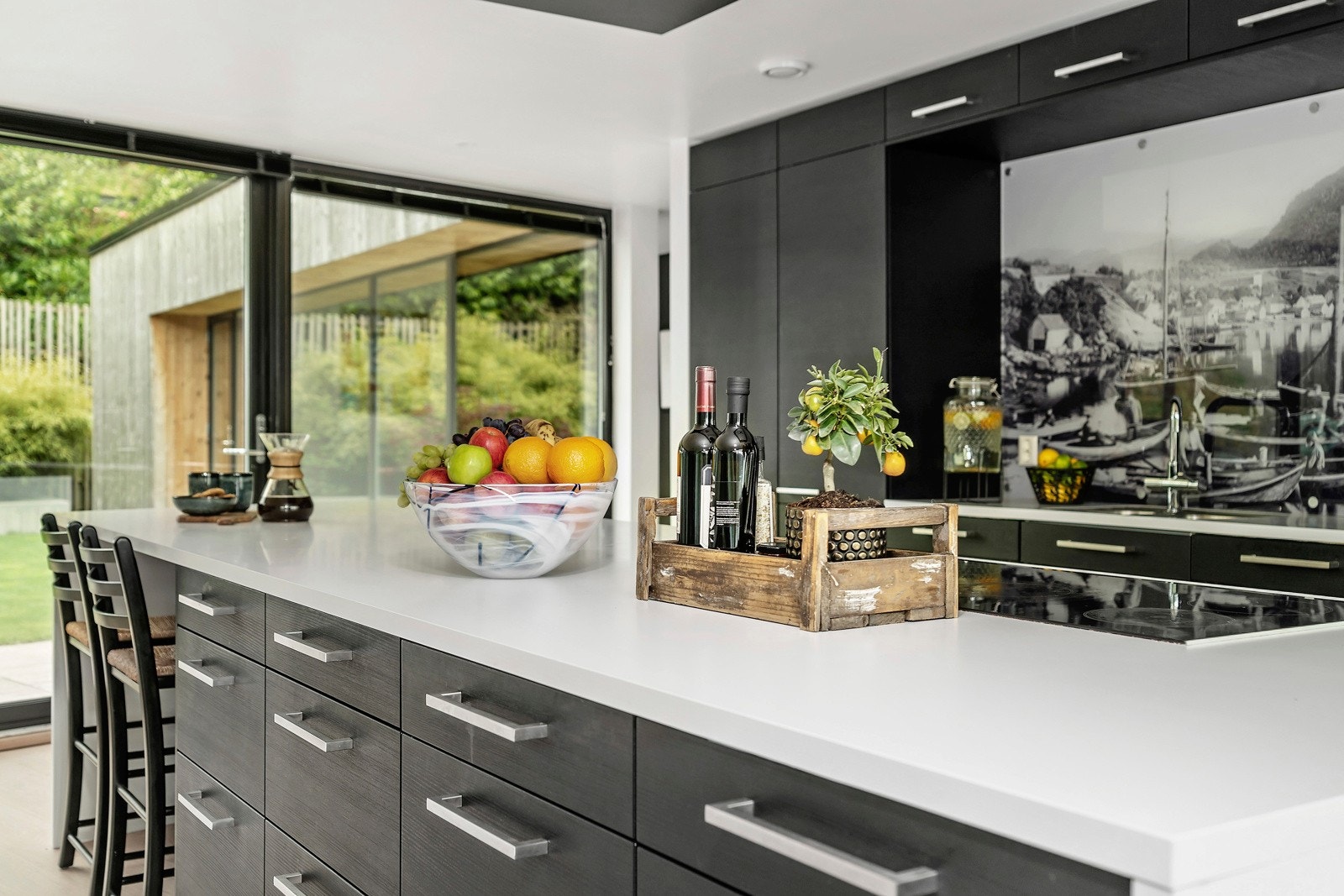 Kort vei fra kjøkkenet og ut til både atriumhagen og terrasse Galleribilde