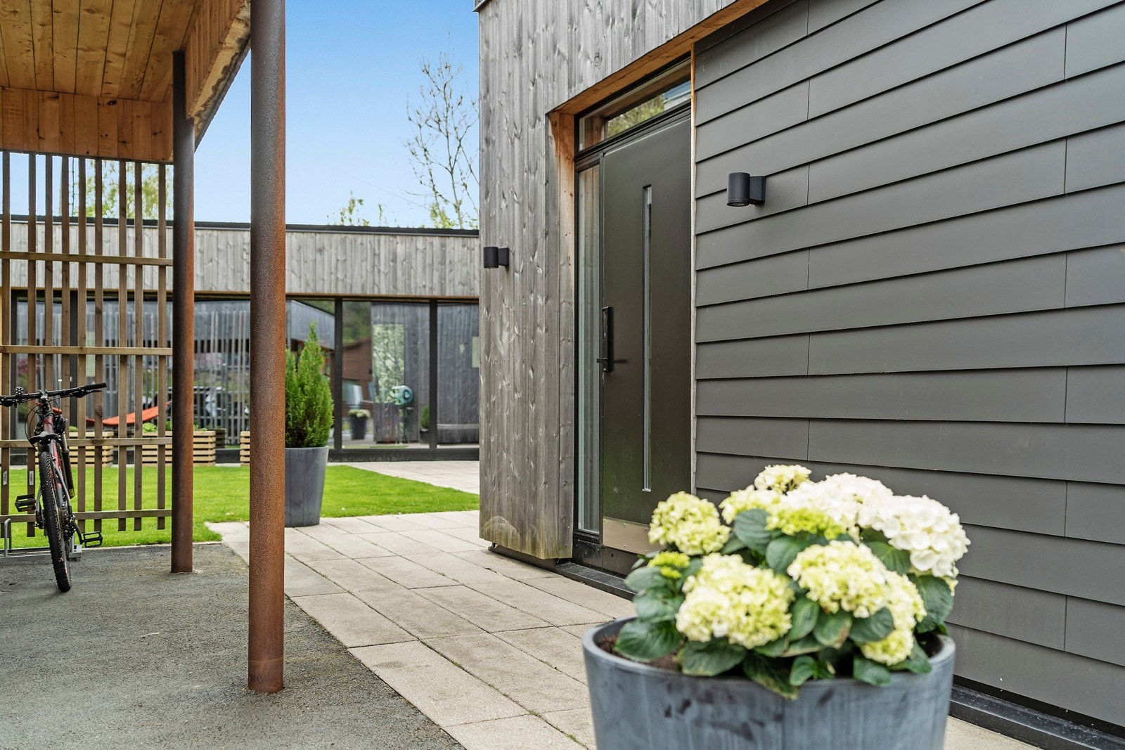 Inngangspartiet ligger like ved carporten - velkommen inn! Galleribilde