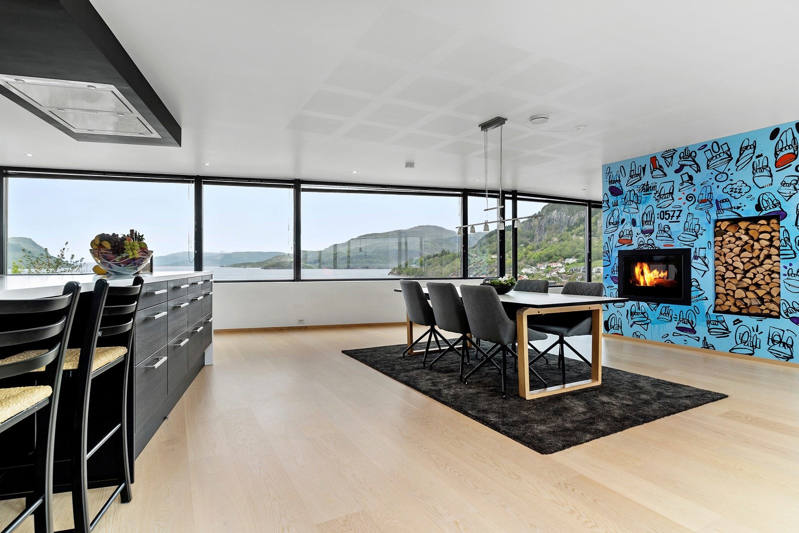 I spisestuen kan man dekke opp langbord til hele storfamilien Galleribilde