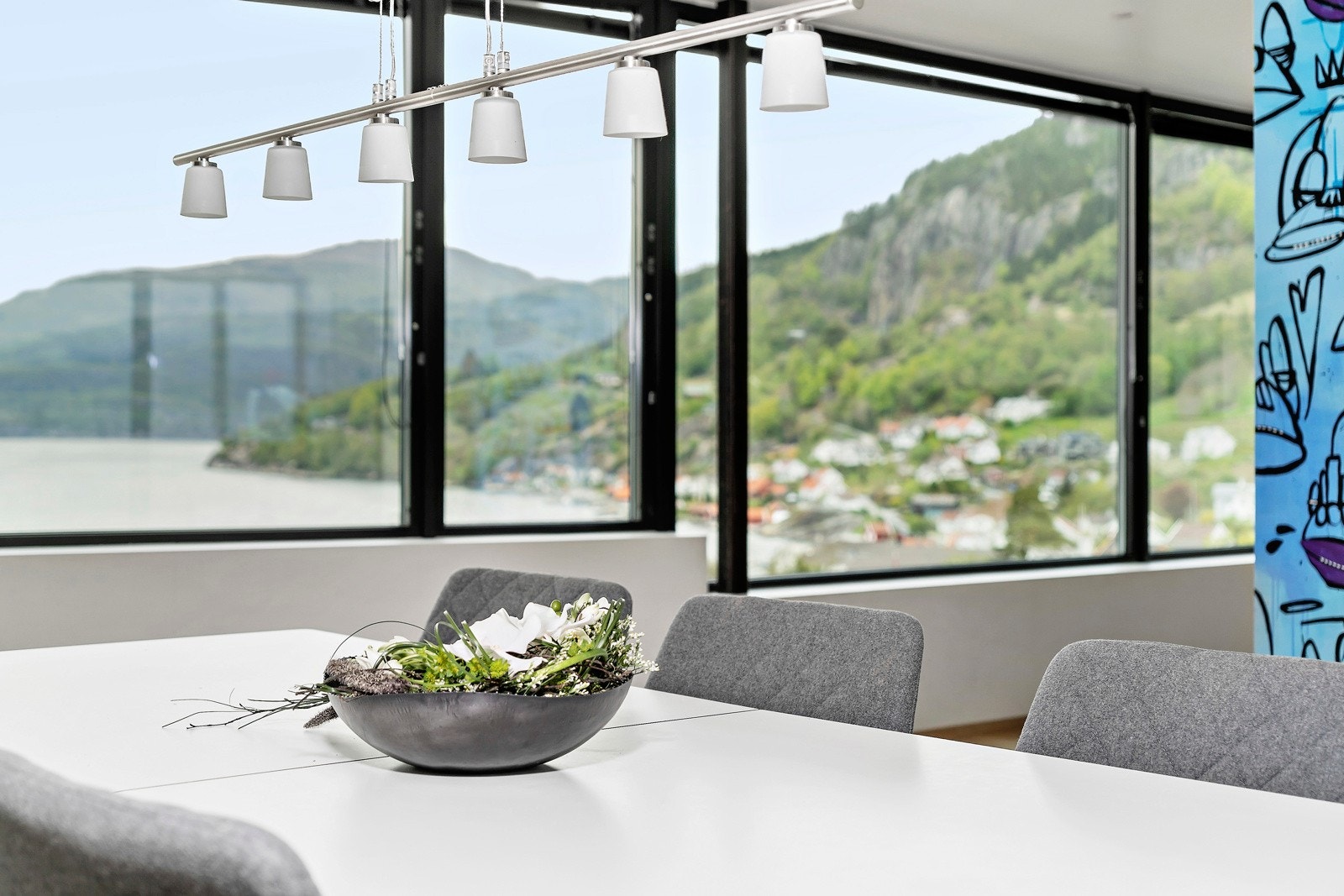 Boligen er nøye gjennomtenkt og utsikten kan nytes fra de fleste rom Galleribilde