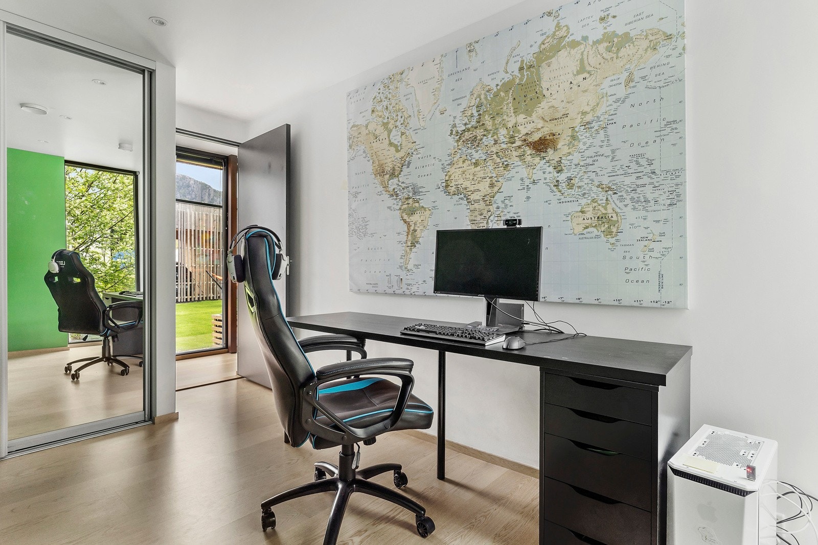 Soverom 4 i hovedetasjen er innredet som kontor Galleribilde