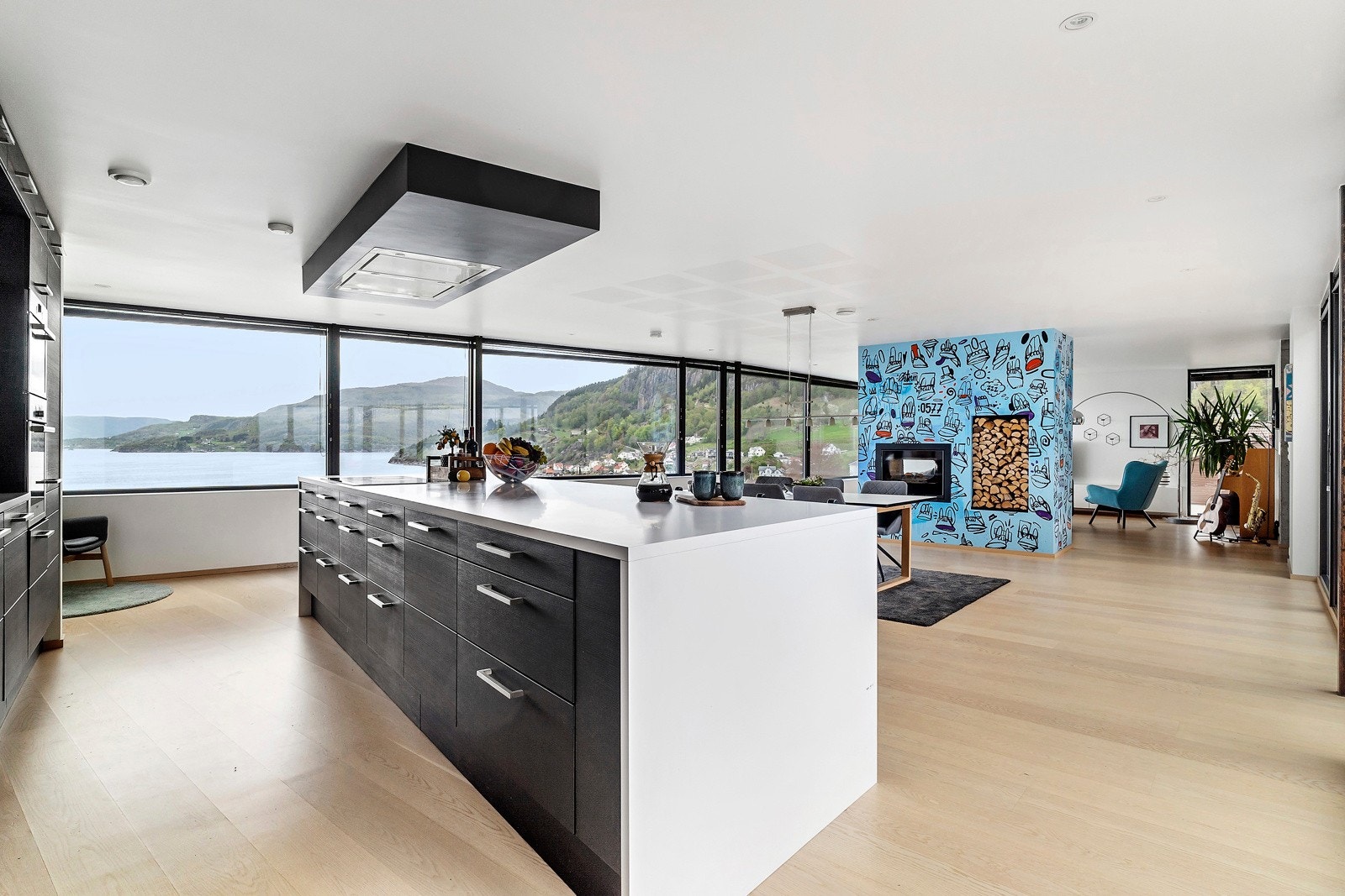 Stue og kjøkken har en herlig åpen løsning som gjør det meget luftig og lyst Galleribilde