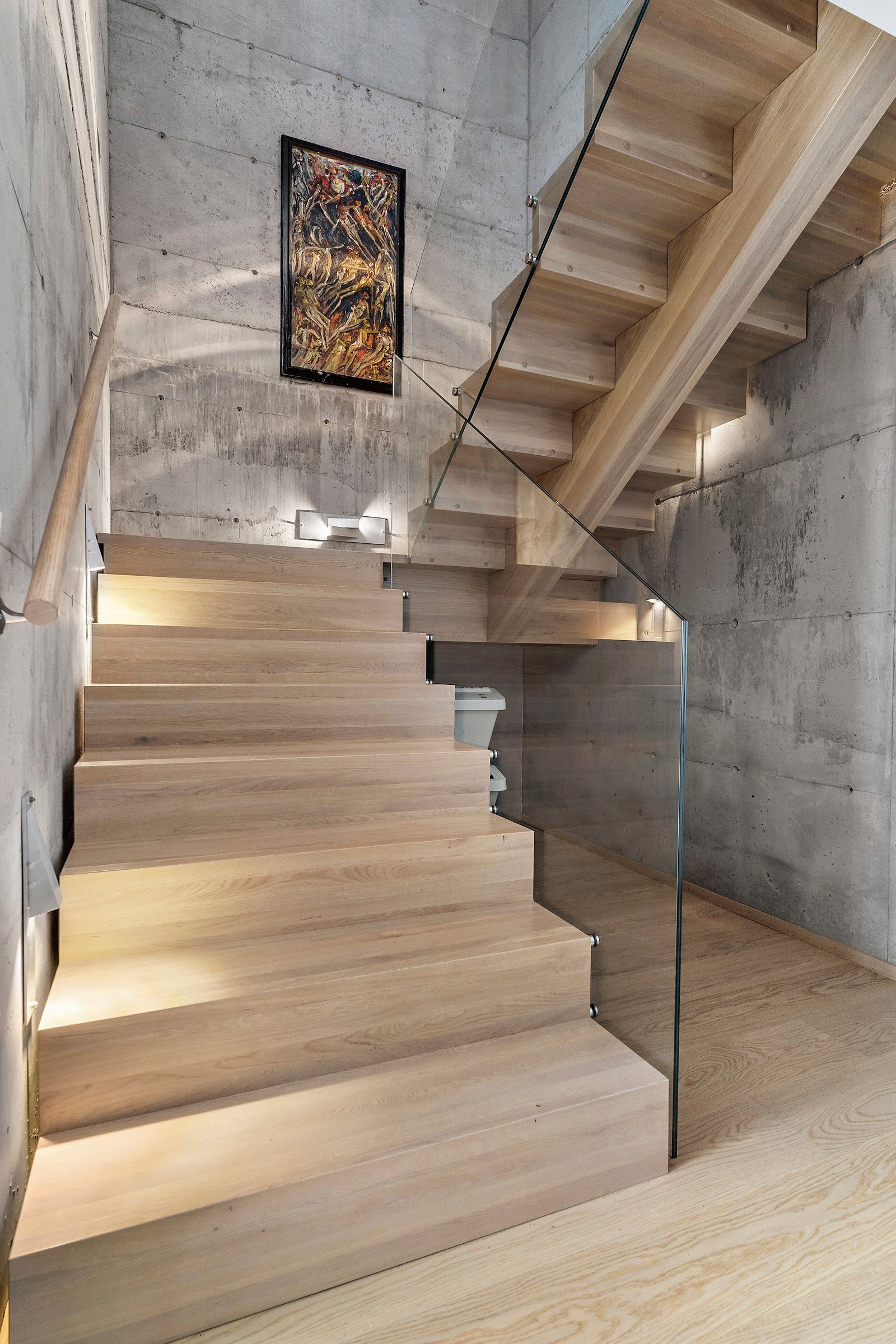 Trapperommet har råkule betongvegger og innfelt belysning ( ganglys) Galleribilde