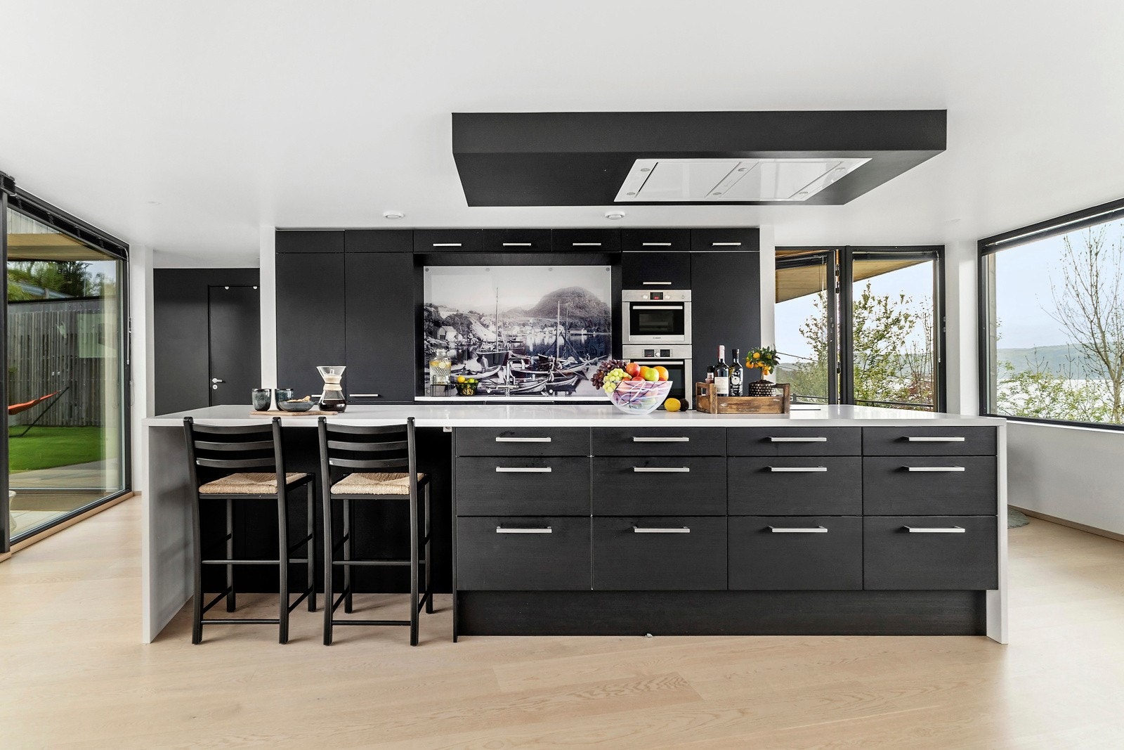 Kjøkkenøyen gir god arbeidsplass og har en praktisk barløsning, spesielt når man vil kokkelere sammen med gjester og familie Galleribilde