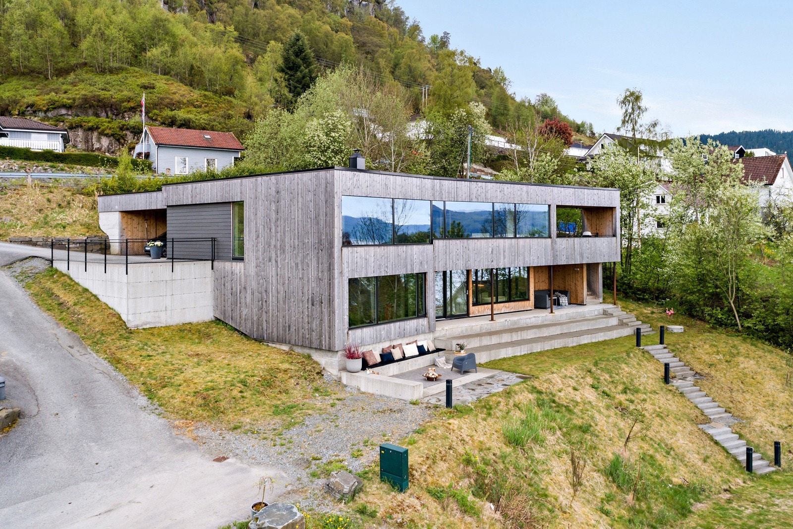 Rålekkert atriumhus midt i Hjelmeland sentrum Galleribilde