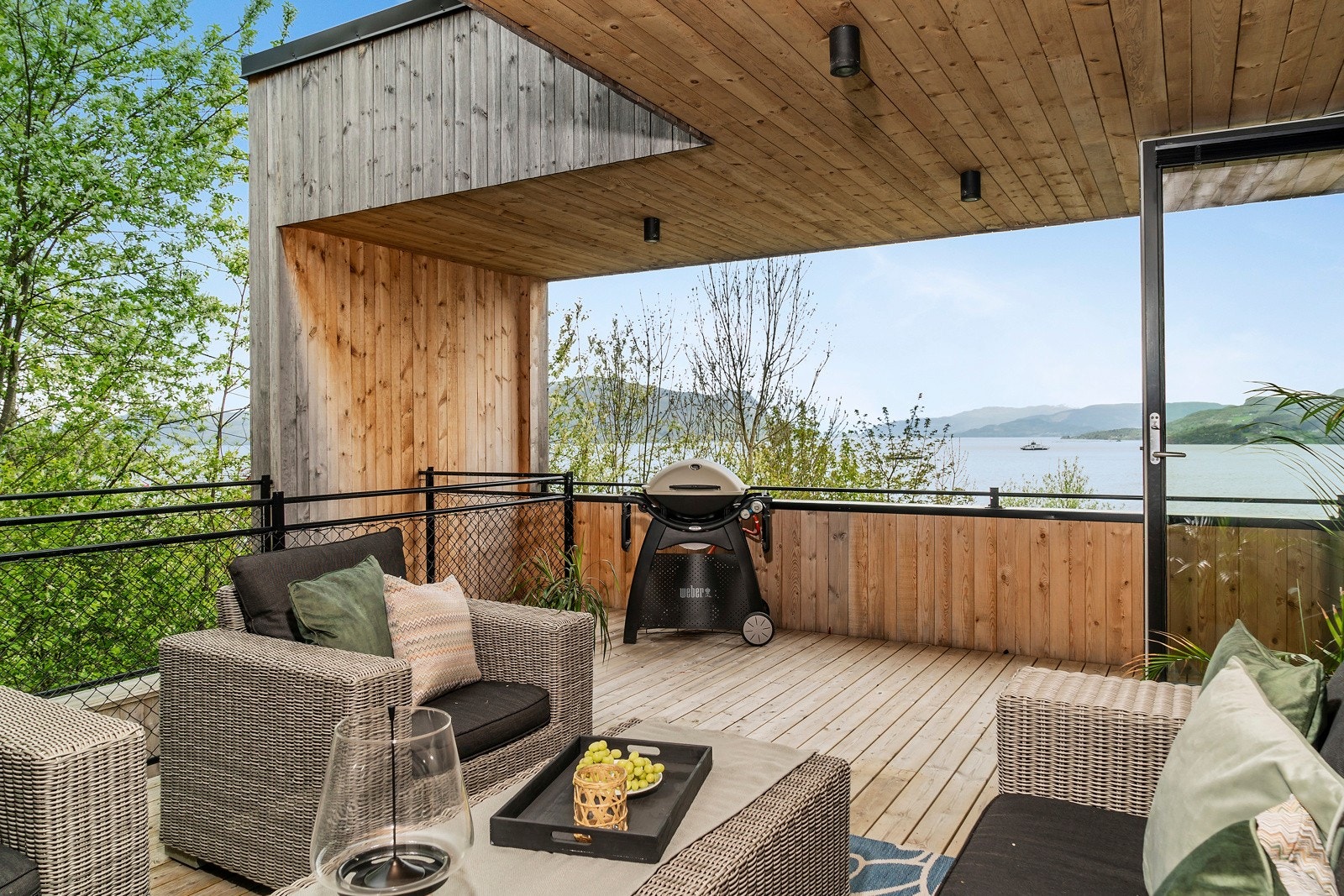 God plass til sittegruppe og grillplass, og kort vei inn til kjøkkenet Galleribilde