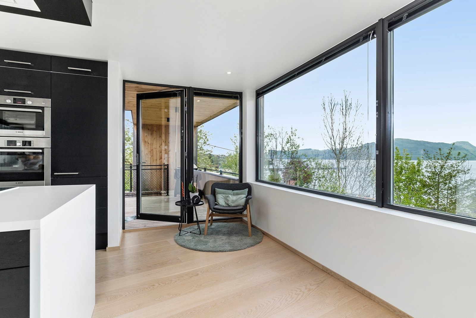 Fra kjøkkenet har man også utgang ut til en skjermet terrasse som vender mot vest Galleribilde