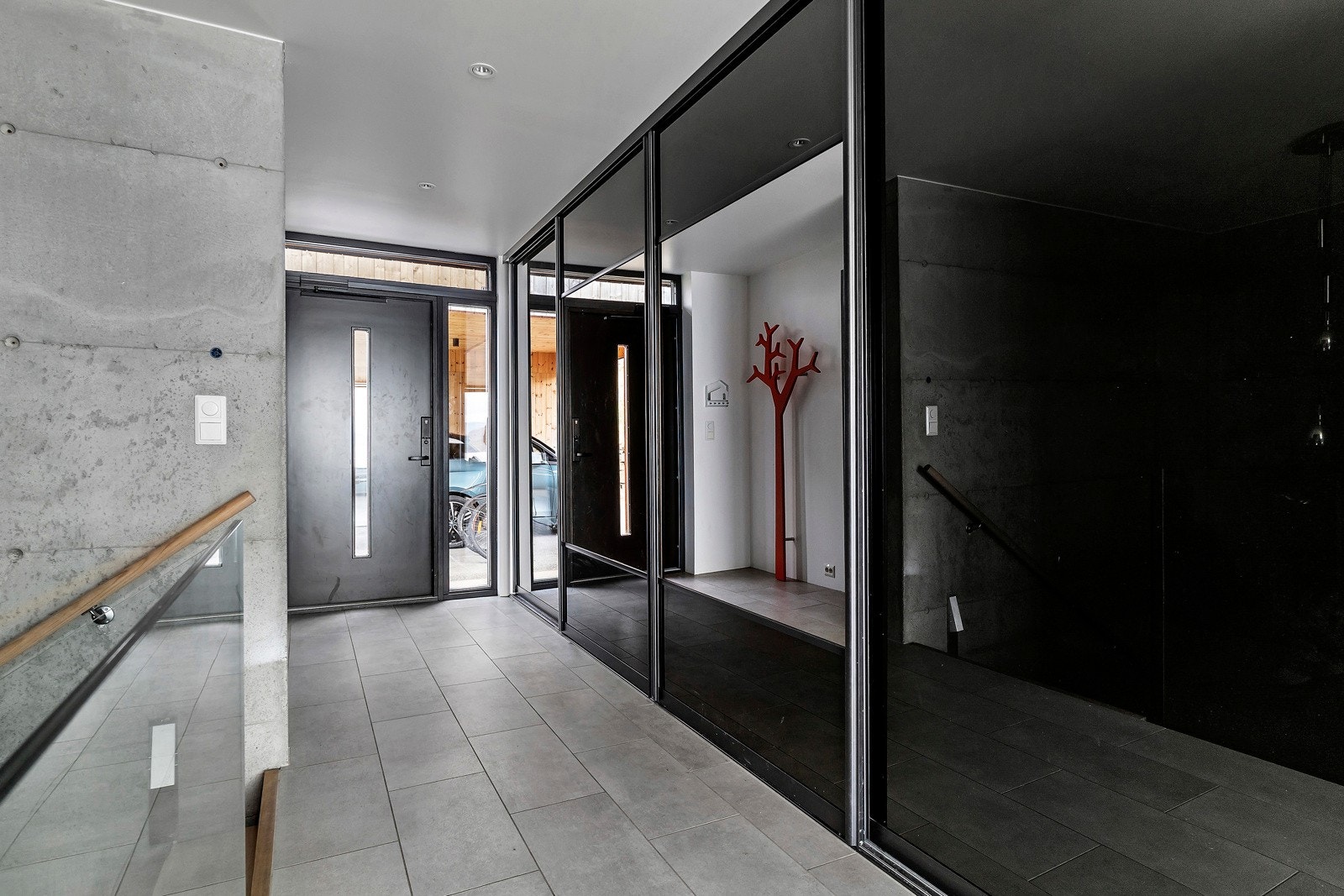 I gangen har man stor og god garderobe fra Garderobemannen Galleribilde