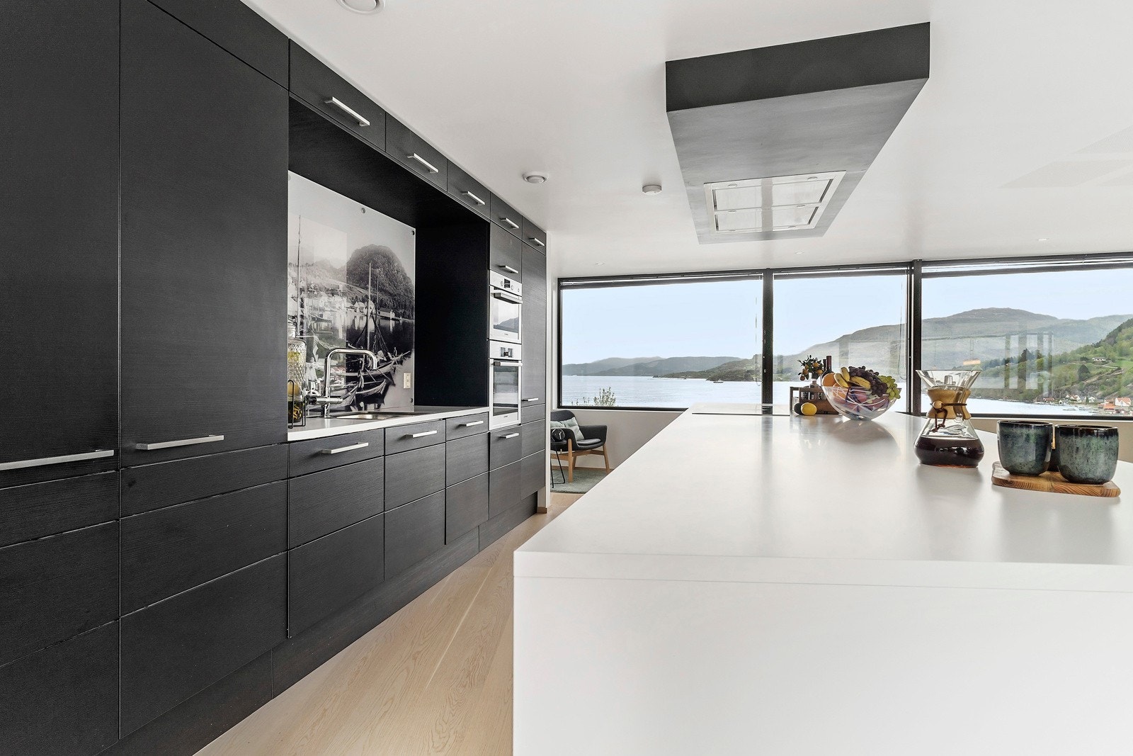 Kjøkkenet har integrerte hvitevarer med hele 2 oppvaskmaskiner, dampovn, stekeovn, stor koketopp, kjøleskap, fryseskap og Grohe Blue kullsyrevann i springen ( filtrert vann med CO²) i tillegg til vanlig vann. Galleribilde