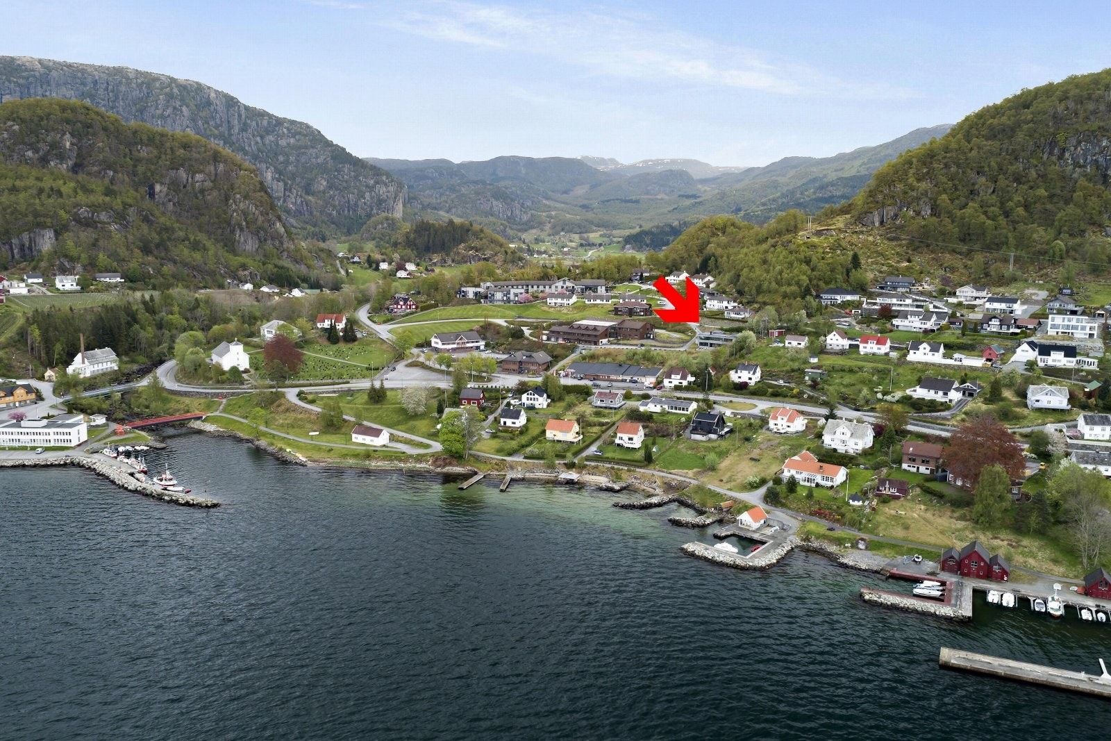 Boligen er plassert midt i hjertet av Hjelmeland Galleribilde