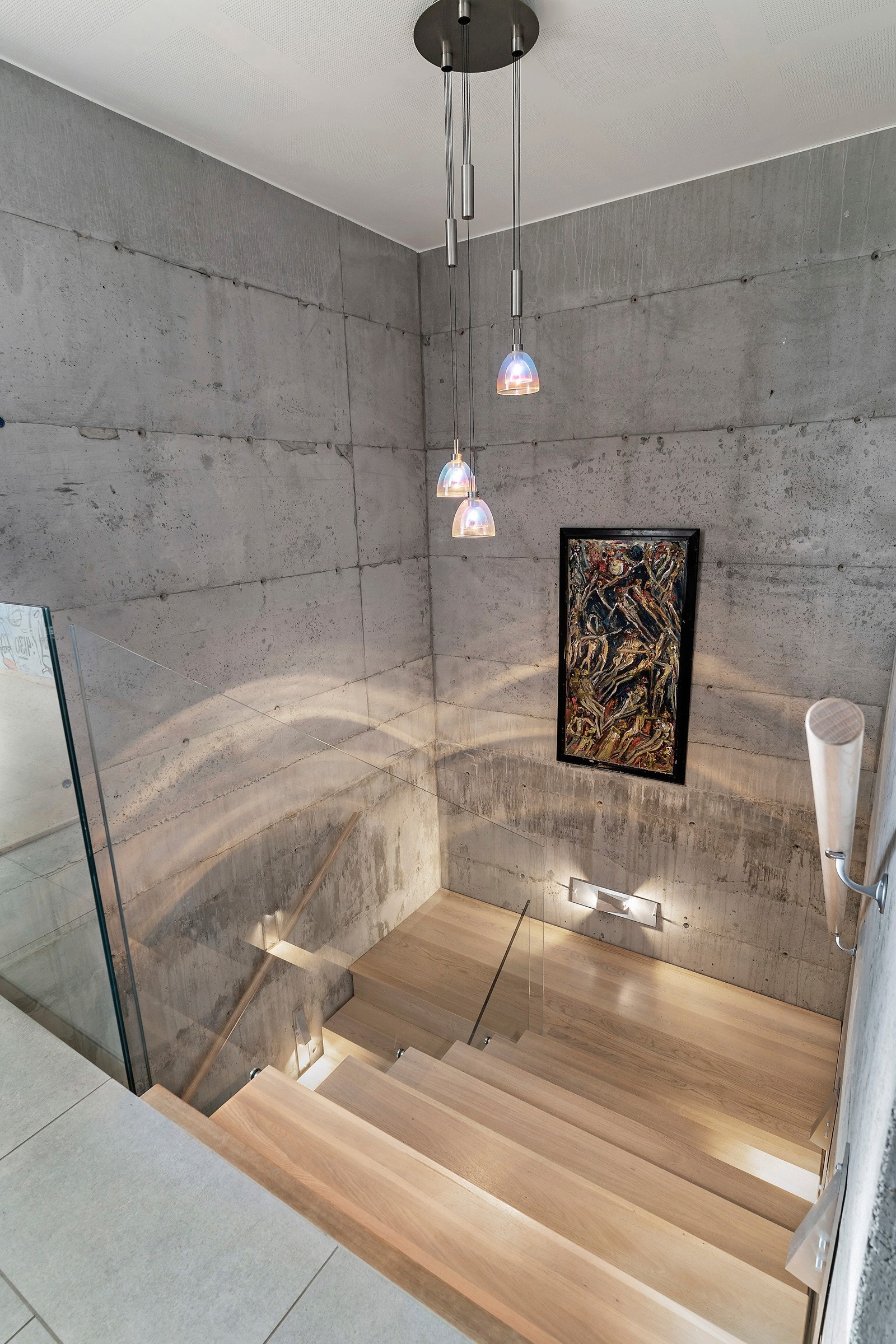 Trappen er lokalprodusert hos Erøyvik Trevare og har Pilkington glassrekkverk Galleribilde