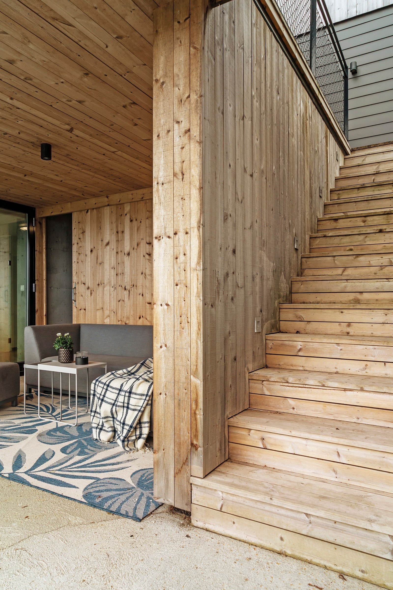 Her har man også en utvendig bod, samt trapp opp til terrassen i hovedetasjen Galleribilde