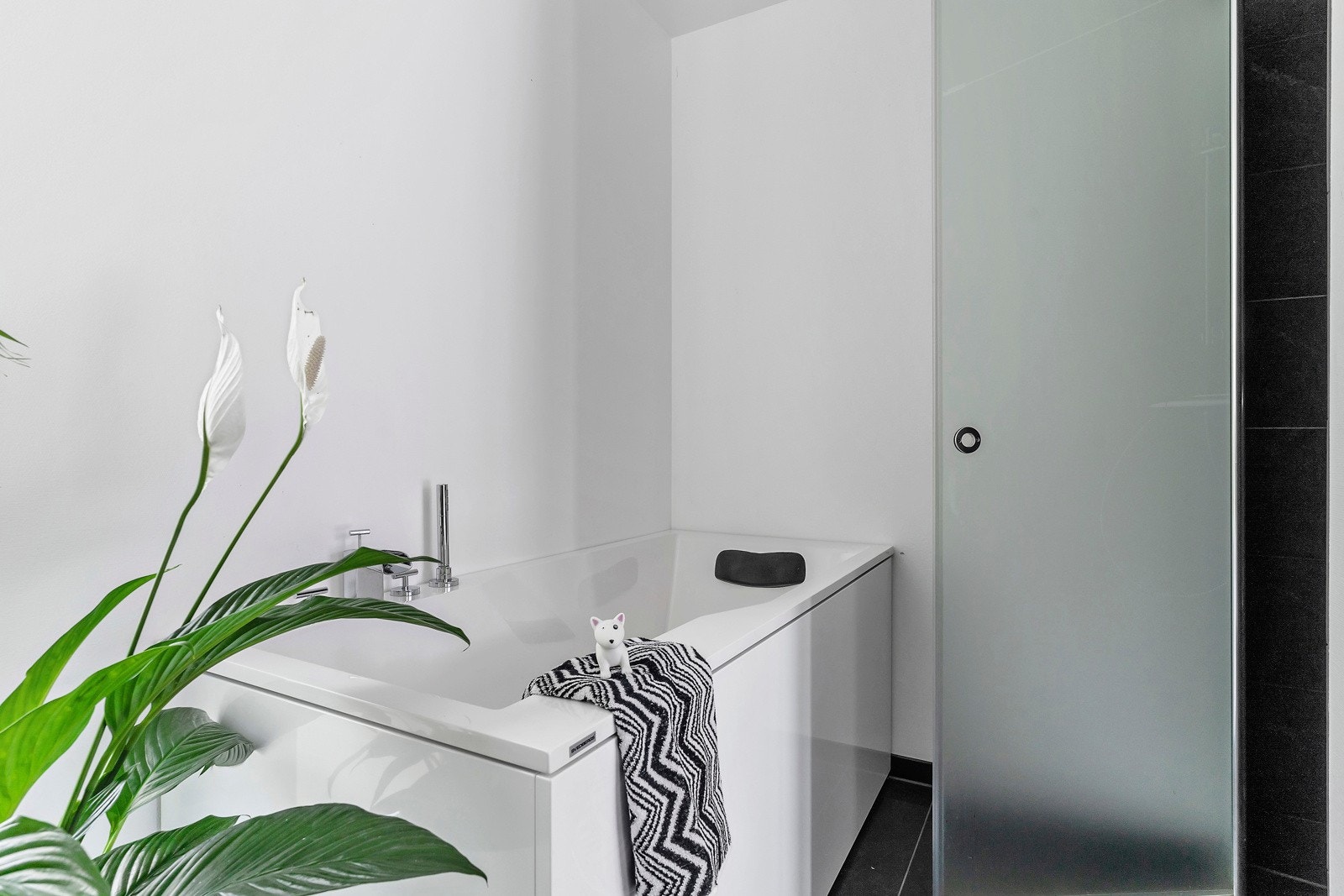 Praktisk skittentøysjakt fra badet og ned til vaskerommet Galleribilde