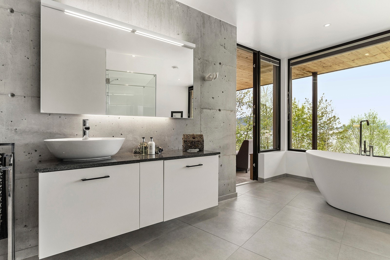 Hele boligen er holdt i en gjennomgående maskulin og moderne stil med spennende detaljer Galleribilde