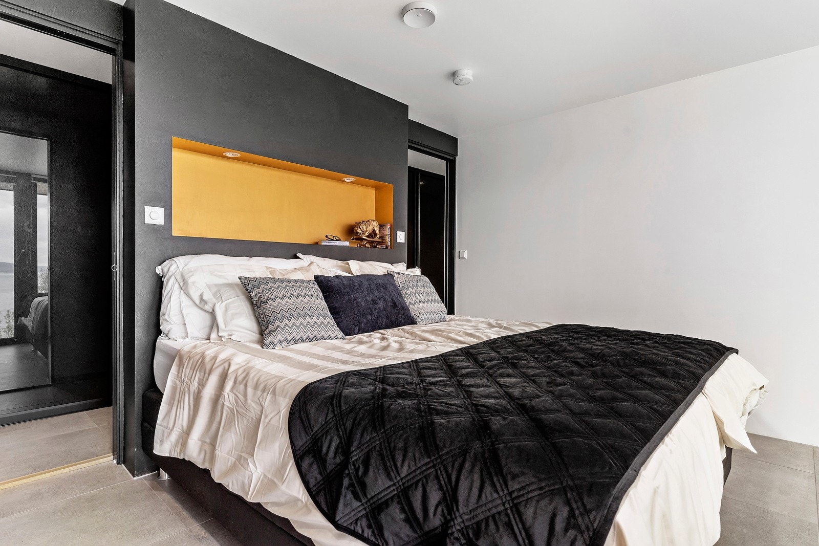 Hovedsoverommet er plassert her i underetasjen i sin egen private avdeling i huset Galleribilde