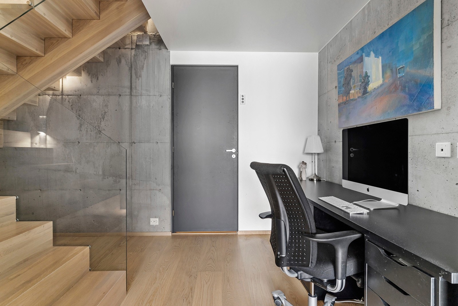 I underetasjen kommer man ned til en praktisk kontorbenk/leksebenk, samt stor bod for lagring innforbi Galleribilde