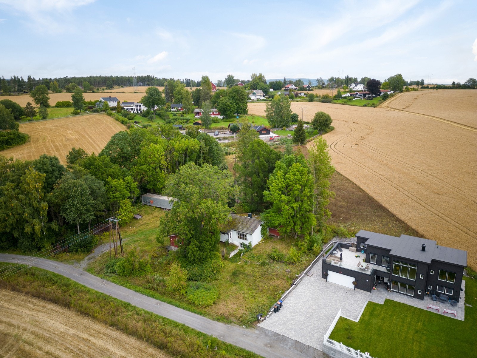 Eiendommen ligger fint til, i landlige omgivelser. Galleribilde