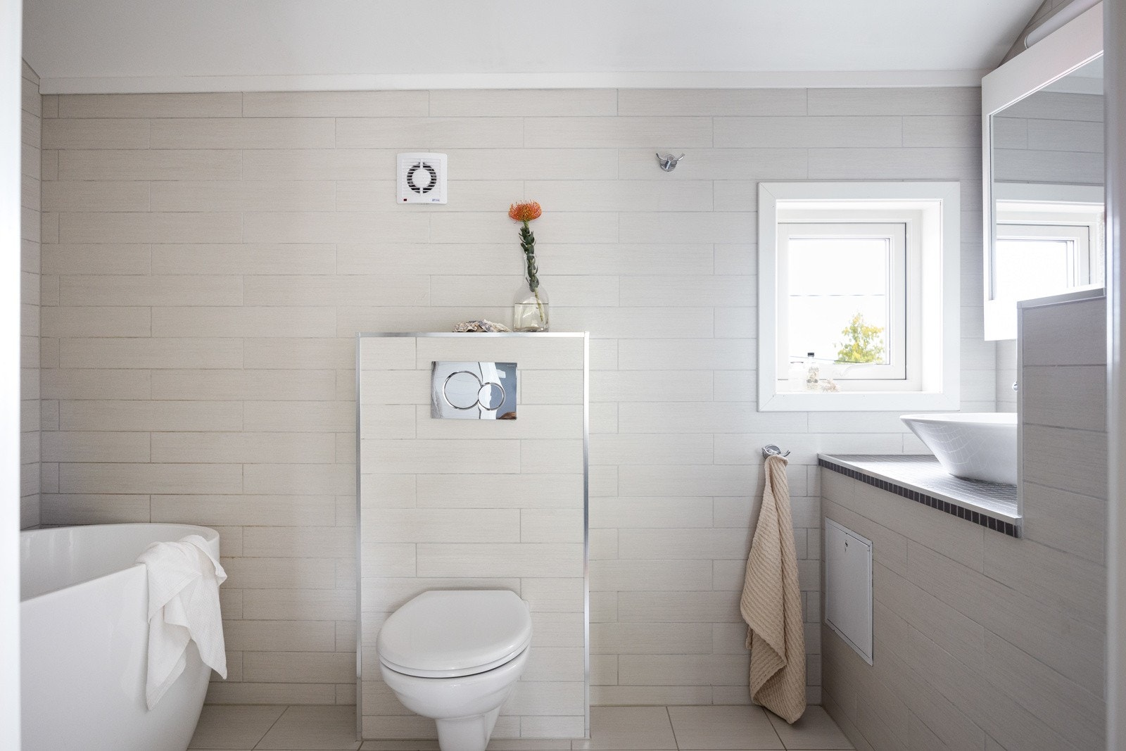 Hovedbadet i boligen er fra 2016 og fremstår meget tiltalende med flislagte flater og downlights i himlingen Galleribilde