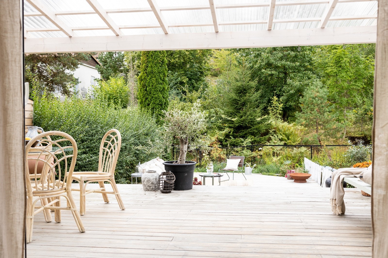 Fra stuen er det utgang til stor markterrasse på med meget gode solforhold Galleribilde
