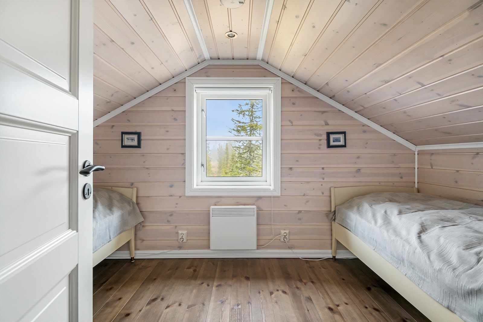 Hemsen er delt i tre rom. Her fra det ene rommet, innredet med sengeplasser. Det er ikke målbart areal på hemsen. Galleribilde