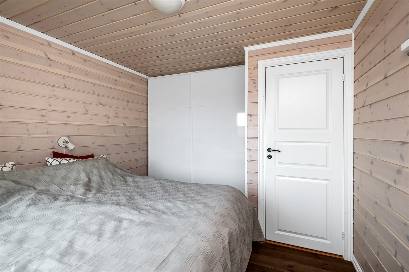 Garderobeskap på hovedsoverommet for praktisk oppbevaring. Galleribilde