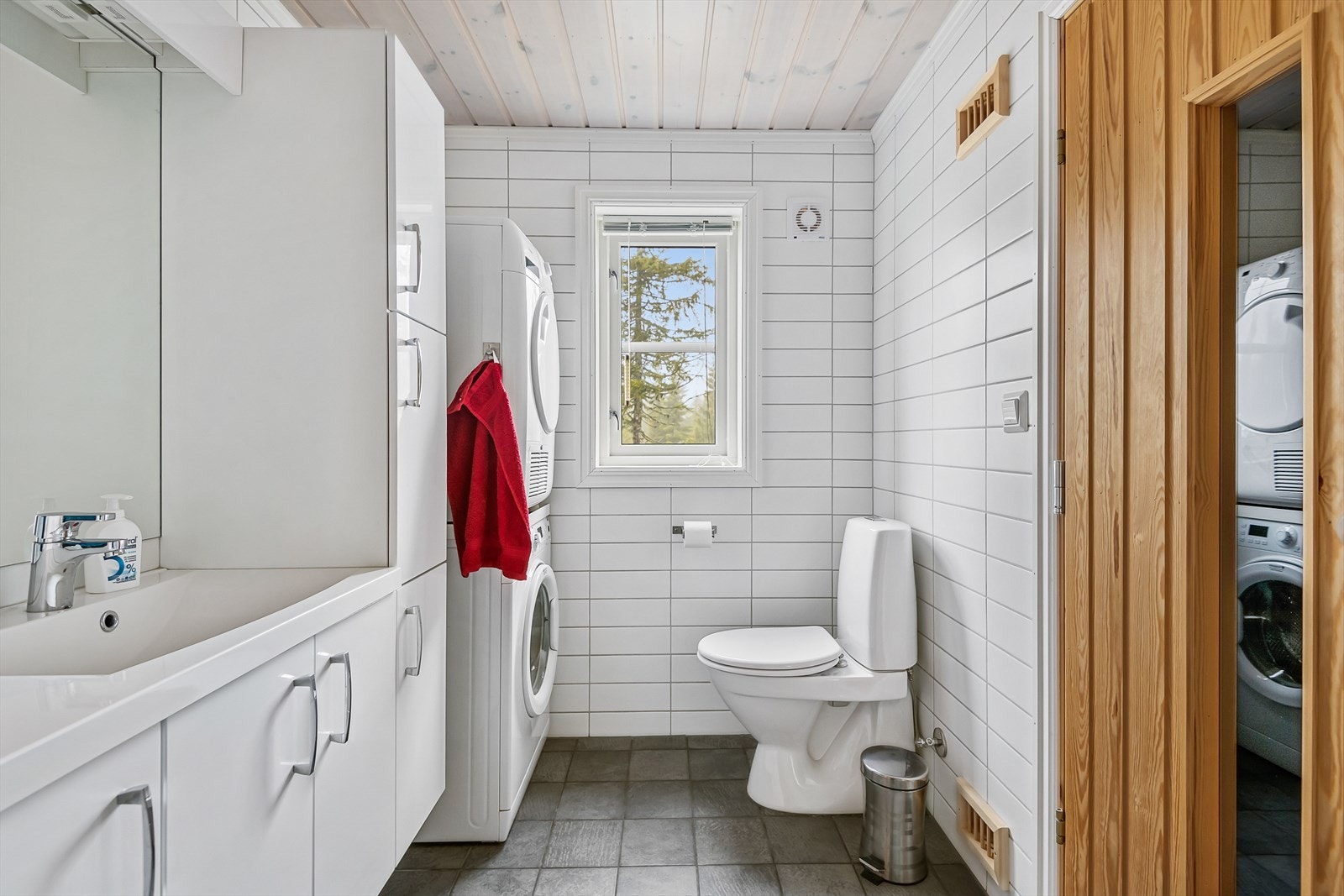 Servantinnredning med skap for oppbevaring. Adkomst til badstue. Galleribilde