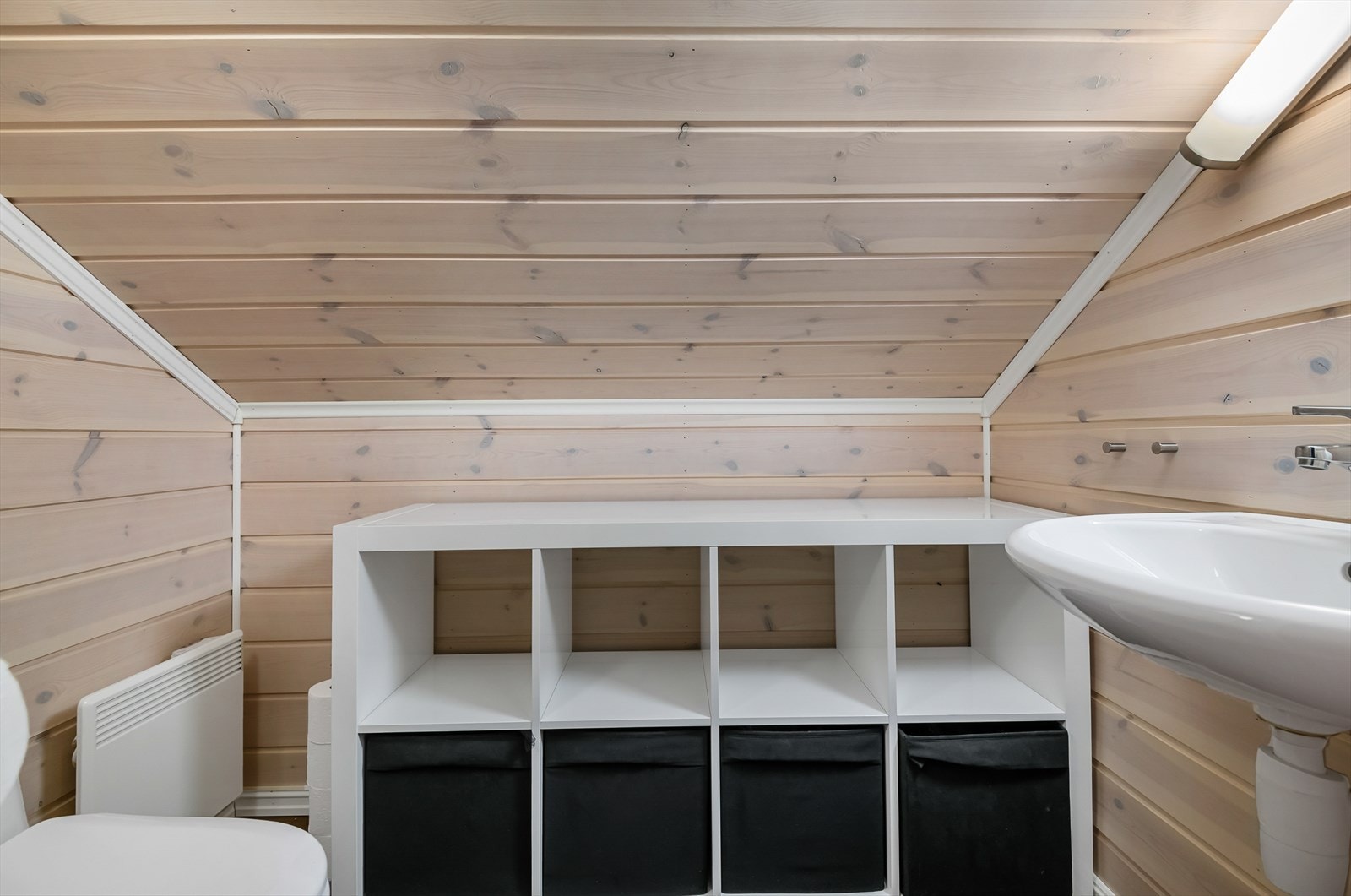 Ekstra WC oppe på hemsen med servant og hyller for oppbevaring. Galleribilde