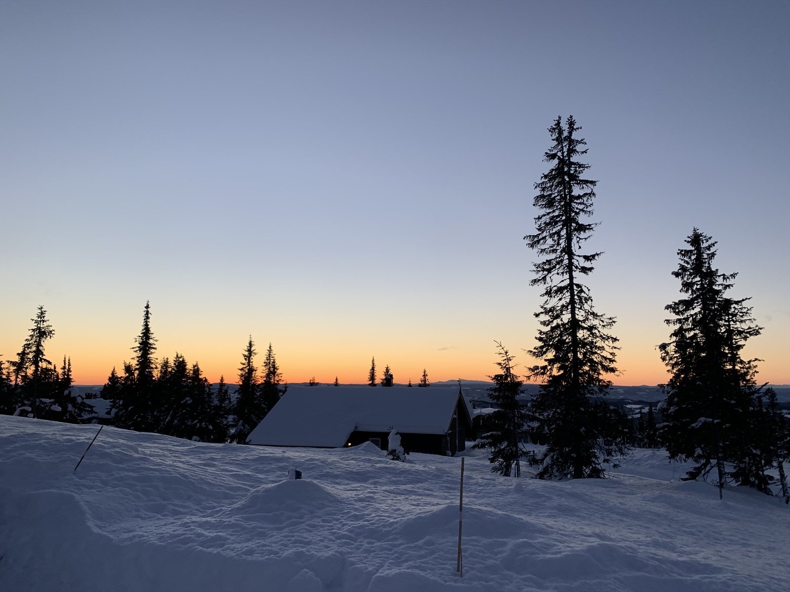 Nydelig solnedgang som avslutning på en vakker vinterdag. Galleribilde