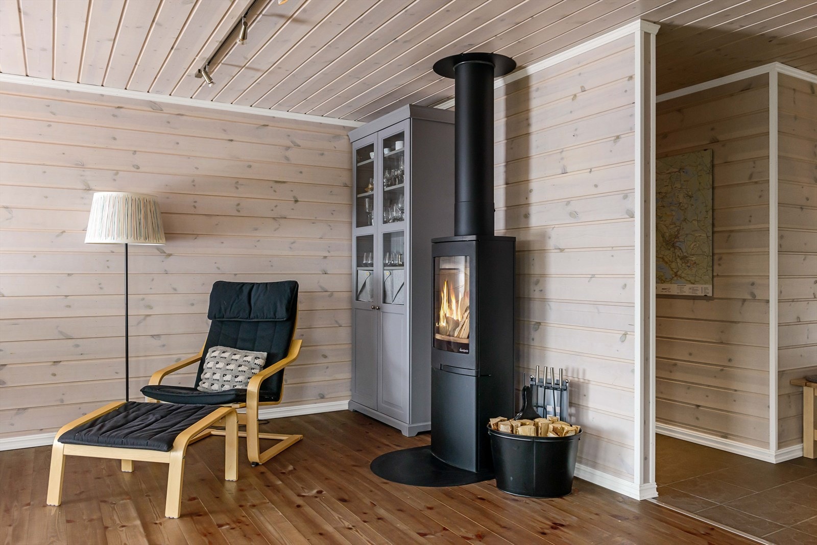 Peisovnen er fint plassert i rommet og gir god varme og skaper hyggelig stemning på kalde dager. Vedfyring hører med på hytta. Galleribilde