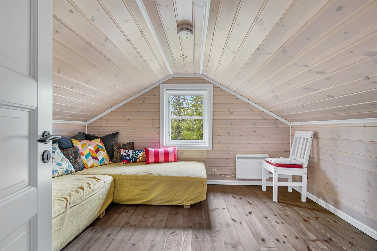 Fra det andre rommet på hemsen, innredet med sengeplasser. Galleribilde