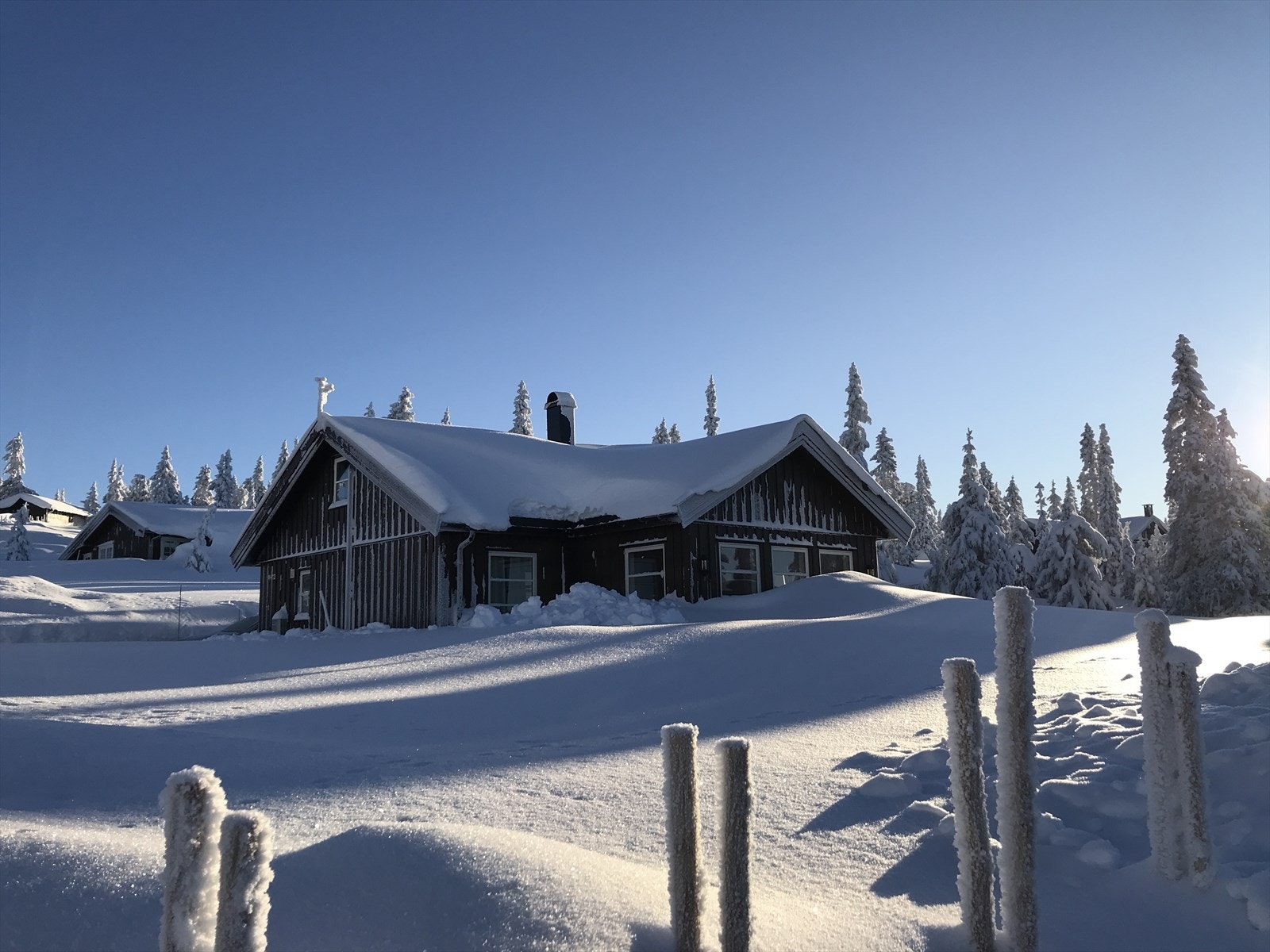 Hytta i vinterprakt, fra selgers private arkiv. Galleribilde