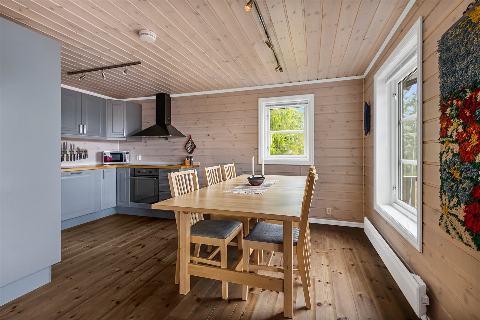 Plass til langbordet ved kjøkkenet. Også her kommer det rikelig med naturlig lys inn gjennom store vindusflater. Galleribilde