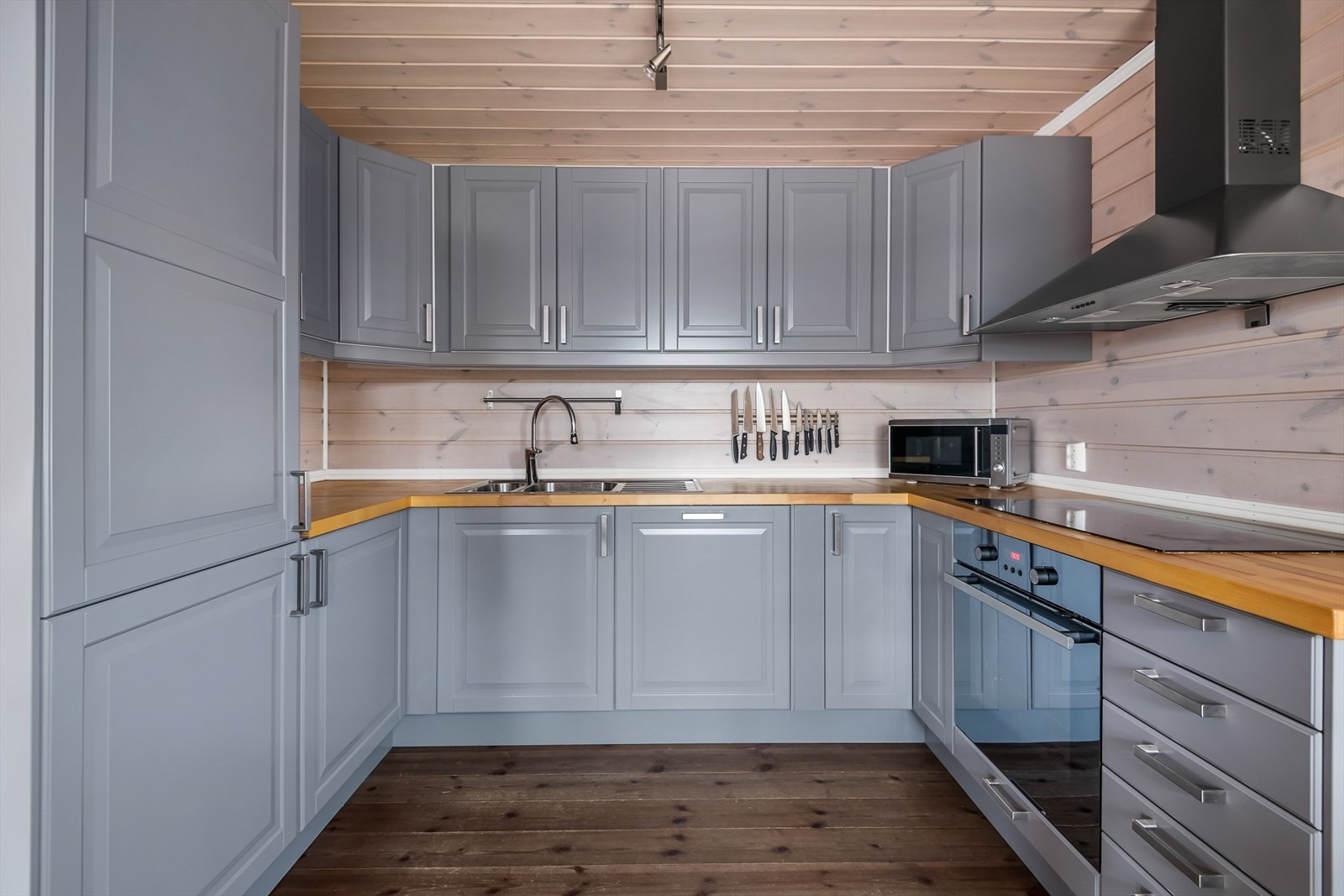 Innredningen er fra IKEA og i en tidløs fargetone. Rikelig med skapplass. Galleribilde