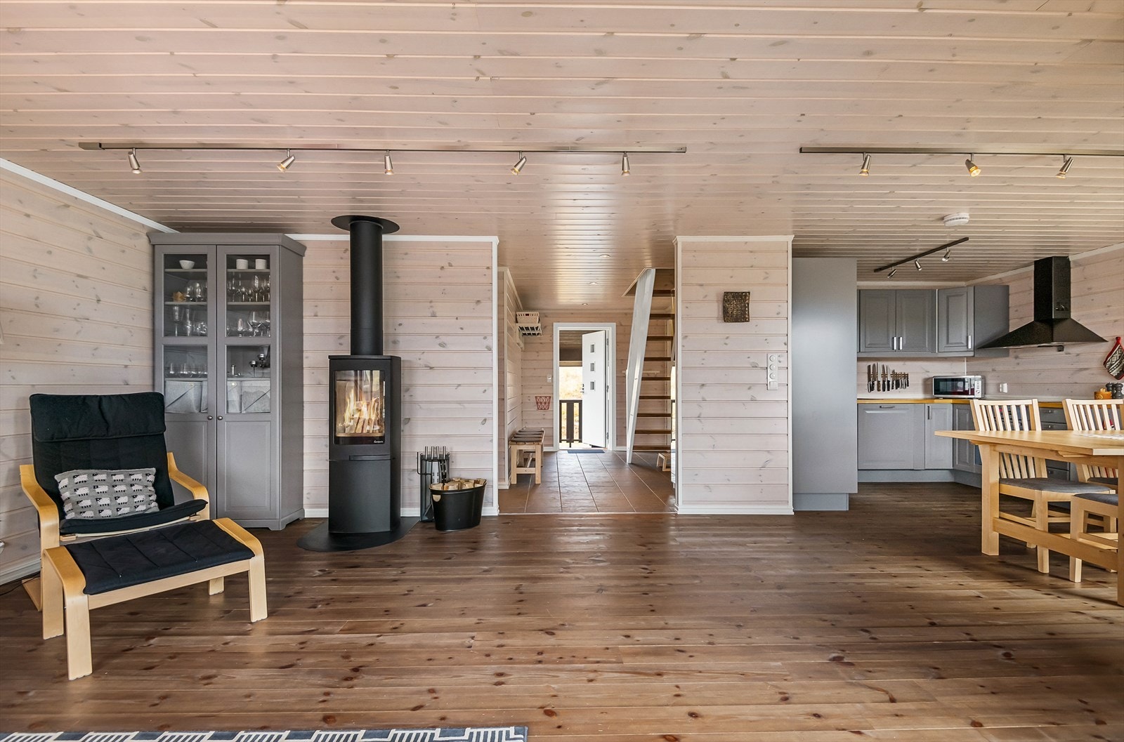 Sosialt og åpent oppholdsrom med fin kontakt mellom kjøkken, spiseplass og sofakroken. Galleribilde